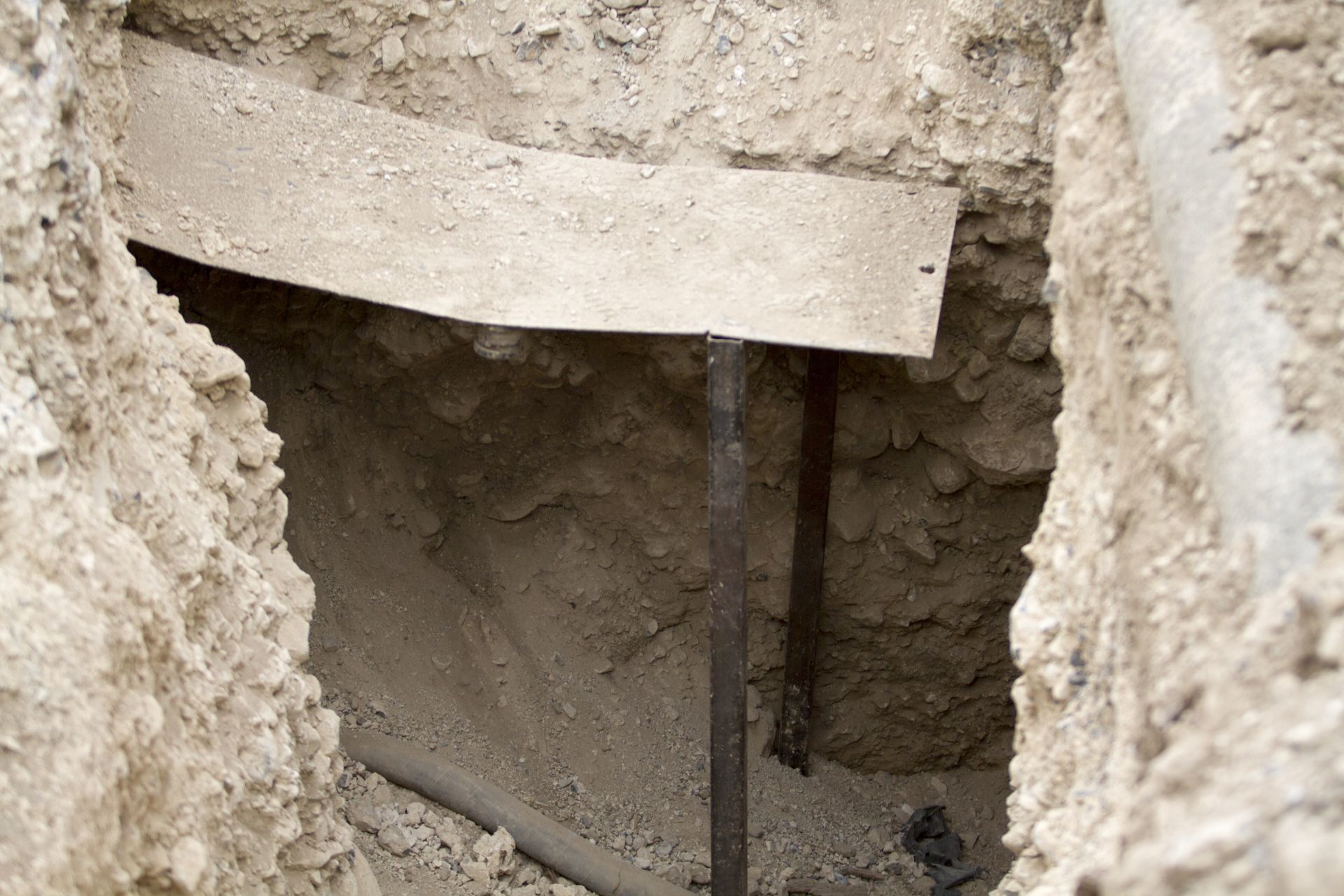 El túnel que conduce a la toma del ducto de Pemex fue encontrado en una de las locaciones, mientras que en las otras descubrieron distintas herramientas, presuntamente para perforar (Foto: Cuartoscuro)