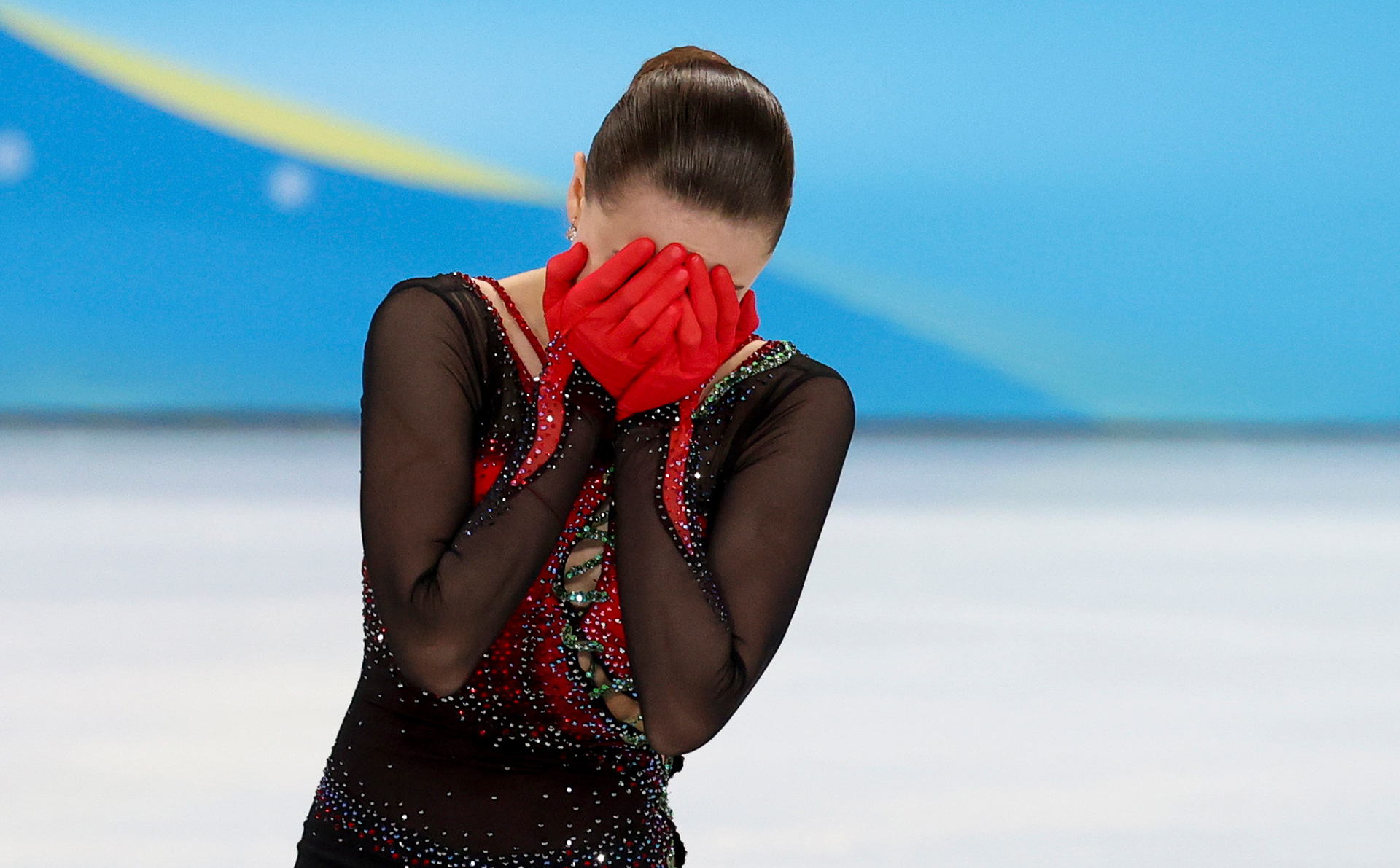BEIJING, CHINA - 17 DE FEBRERO: Kamila Valieva, del equipo ROC, se ve abatida tras su actuación durante el patinaje libre femenino en patinaje individual el decimotercer día de los Juegos Olímpicos de Invierno de Beijing 2022 en el Estadio Cubierto de la Capital el 17 de febrero de 2022 en Beijing (China).