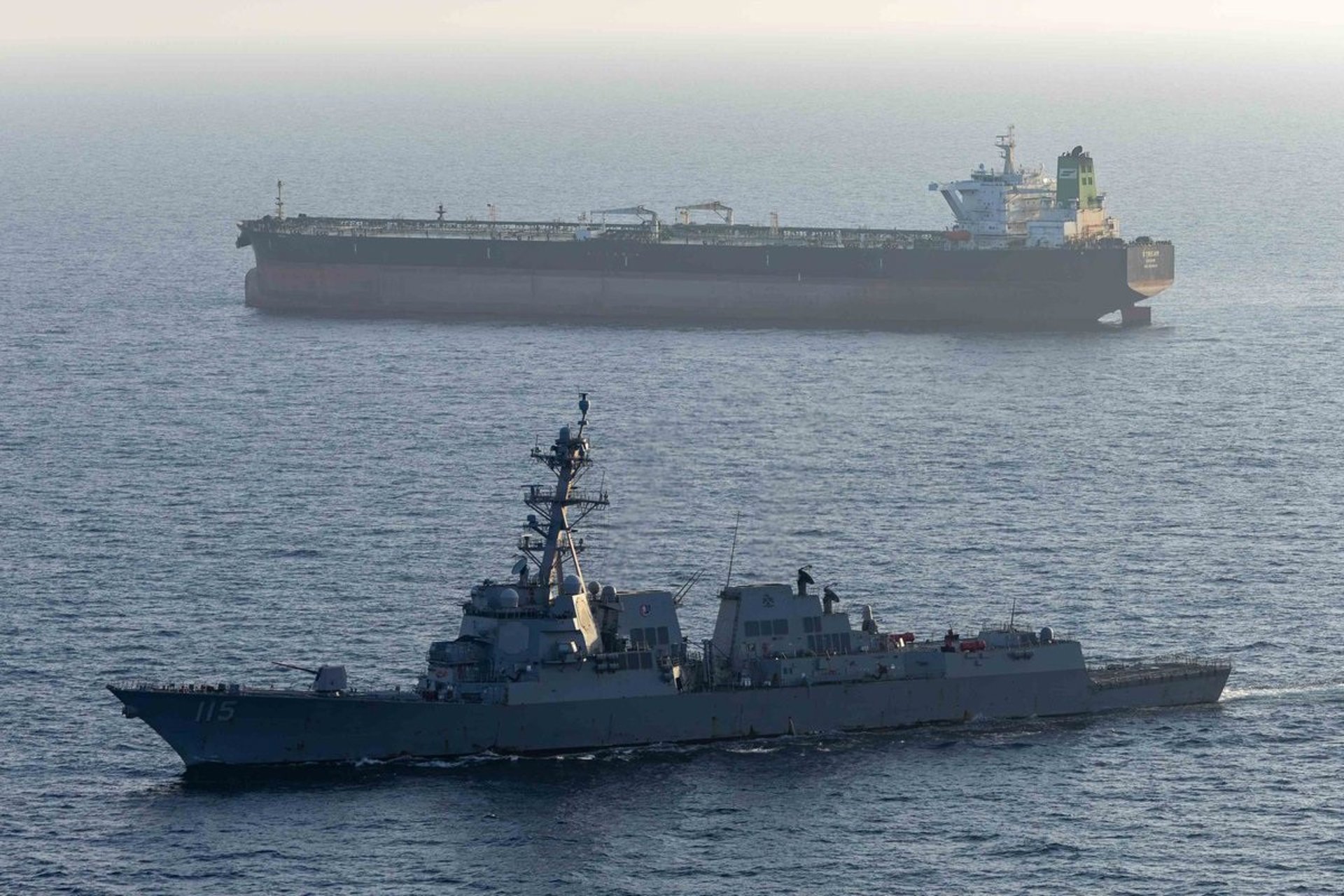 EEUU desvió 55 buques comerciales y desplegó más de 20 barcos de guerra para garantizar el bloqueo sobre los puertos iraníes