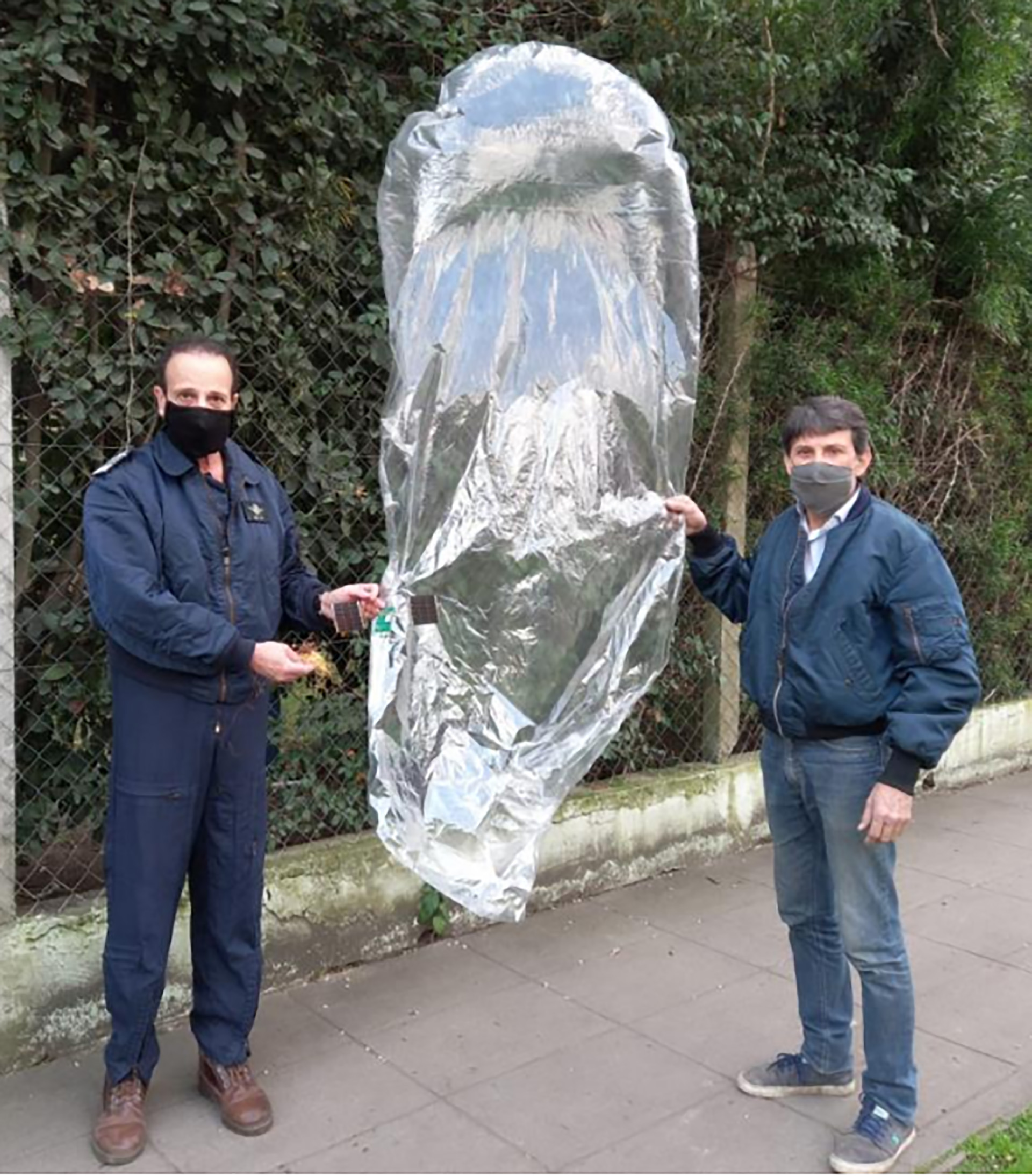 El testigo:Jorge Cosso y el director del CIAE, comodoro retirado Rubén Lianza, sosteniendo el globo de helio recién rescatado