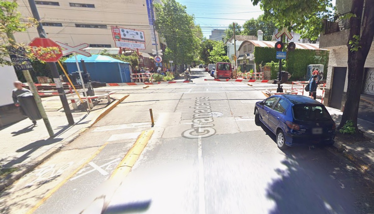 Un repartidor cruzó en bicicleta con la barrera baja y murió atropellado por una formación del tren Sarmiento en Flores