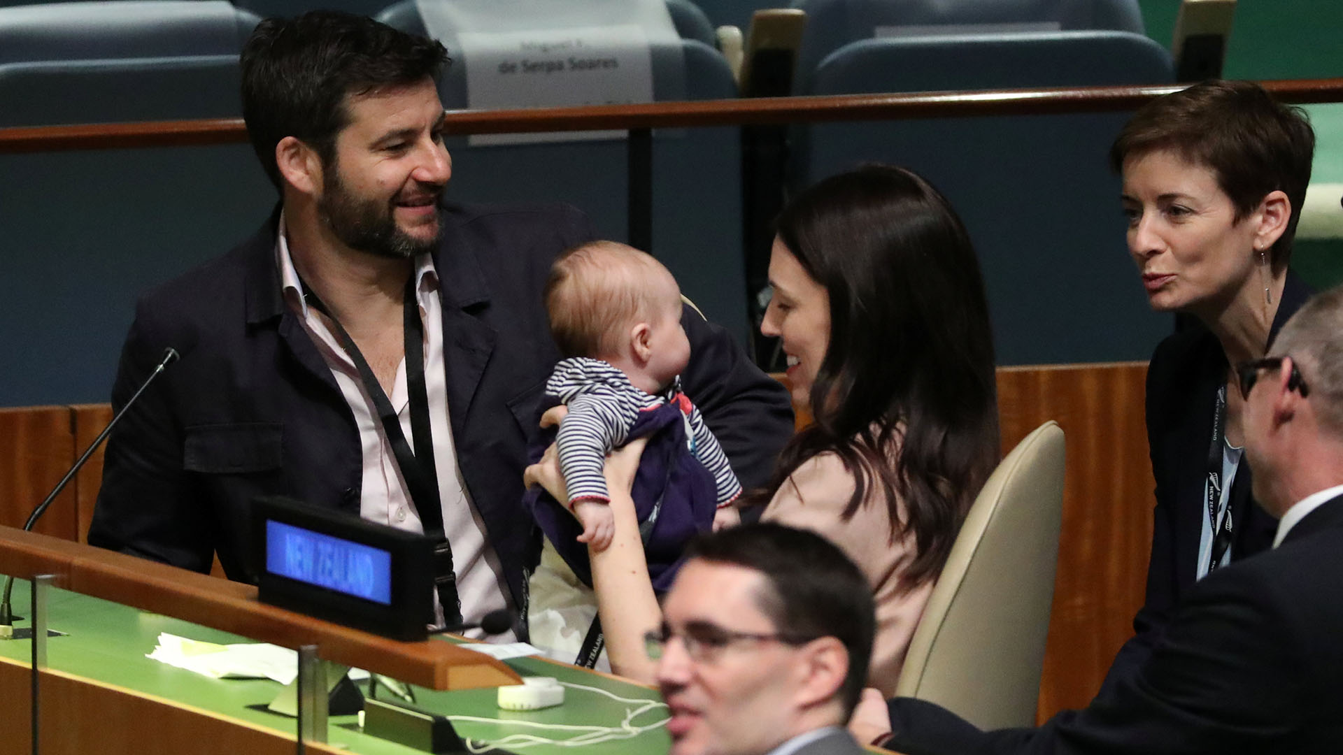 Jacinda Ardern junto a su hija en la Asamblea General de la ONU en Nueva York (Reuters)