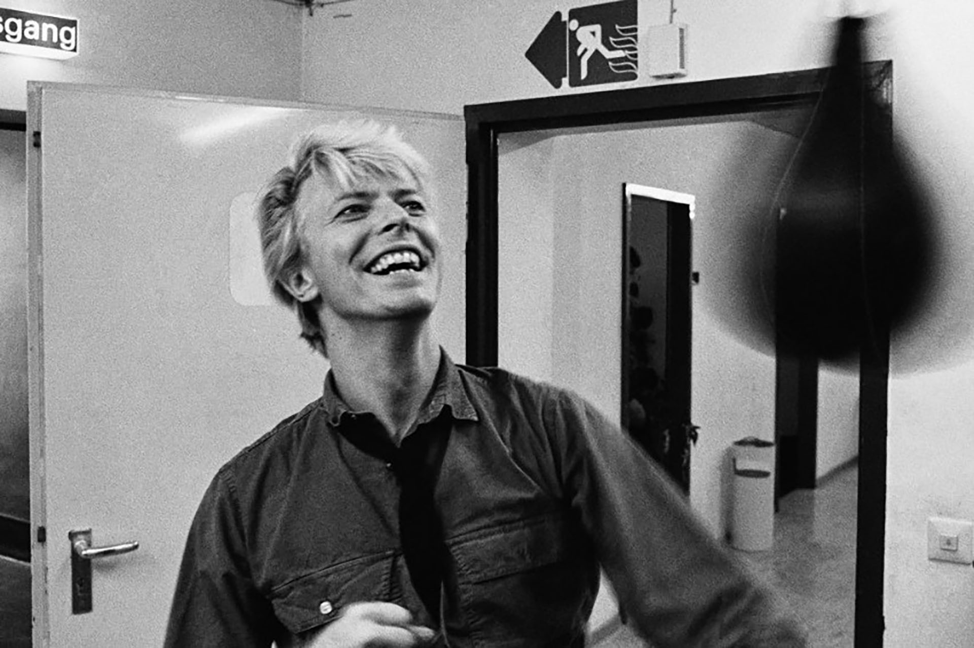 Siguió a David Bowie por años alrededor del mundo y presenta una selección de 800 fotos 