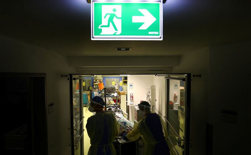 FOTO DE ARCHIVO: El personal médico traslada a un paciente en la clínica "Klinikum Darmstadt" en Darmstadt, Alemania, 11 de diciembre de 2021. REUTERS/Kai Pfaffenbach