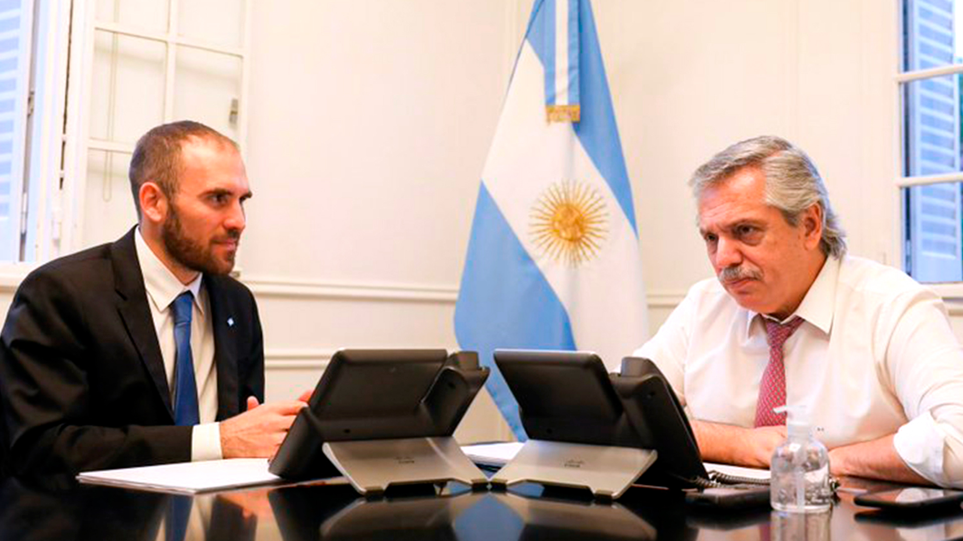 Foto de archivo: el ministro de Economía Martín Guzmán junto al presidente Alberto Fernández durante una reunión.