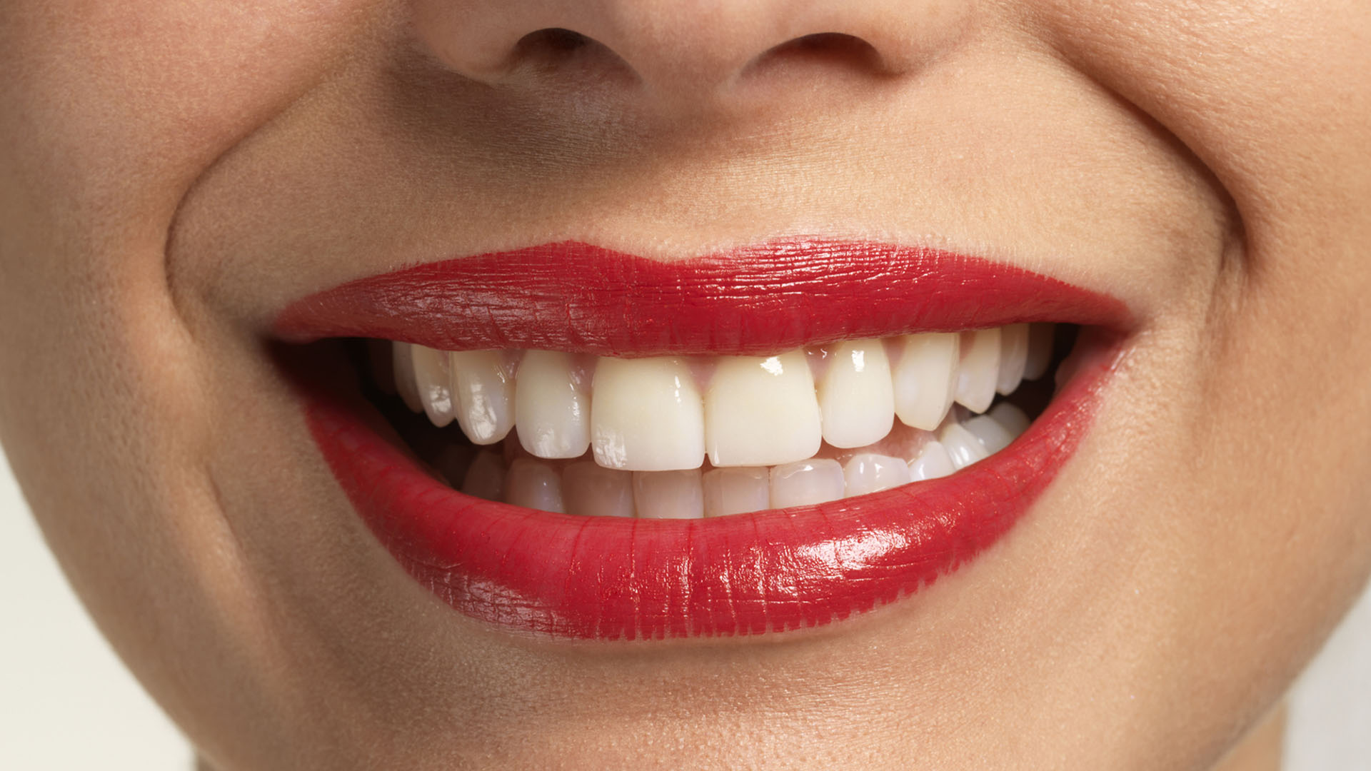 Entre los beneficios de dejar de fumar se encuentran la disminución de caries y manchas amarillentas en los dientes.