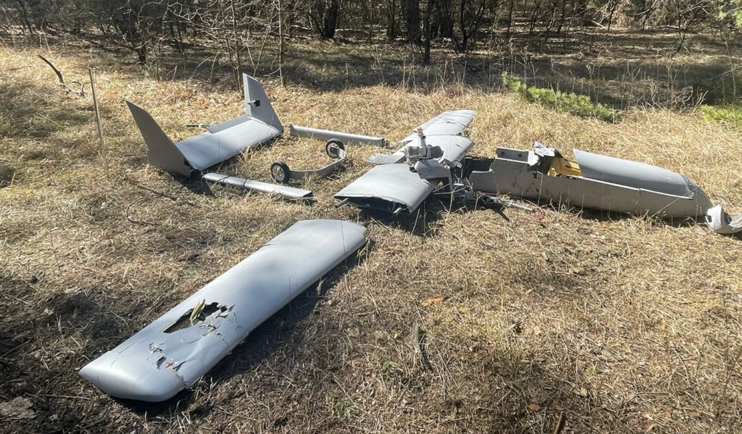 Soldados ucranianos derribaron un drone Mugin-5 fabricado por una empresa china y adaptado para llevar una bomba