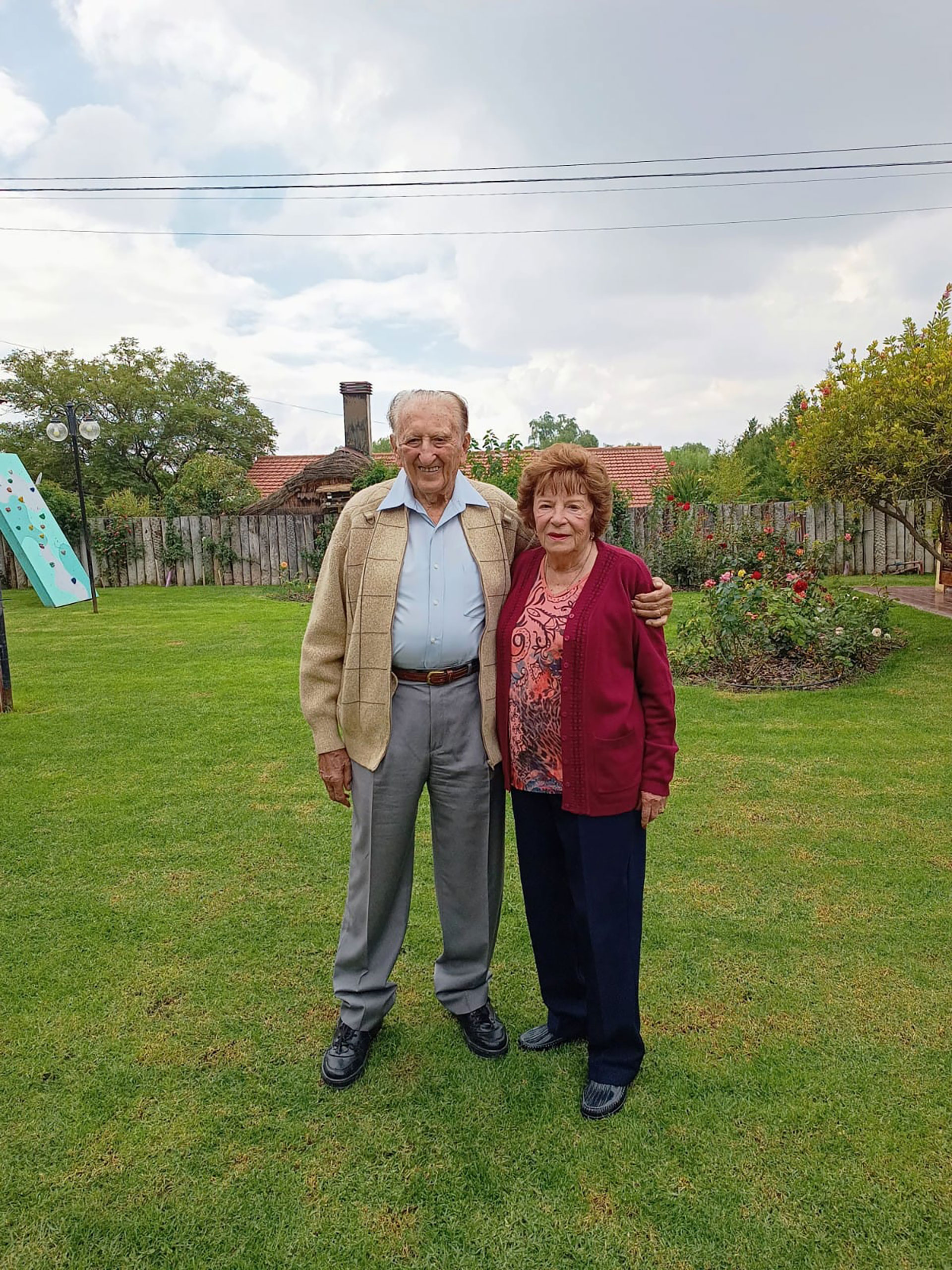 Manuel y Elda en el parque de su casa actual