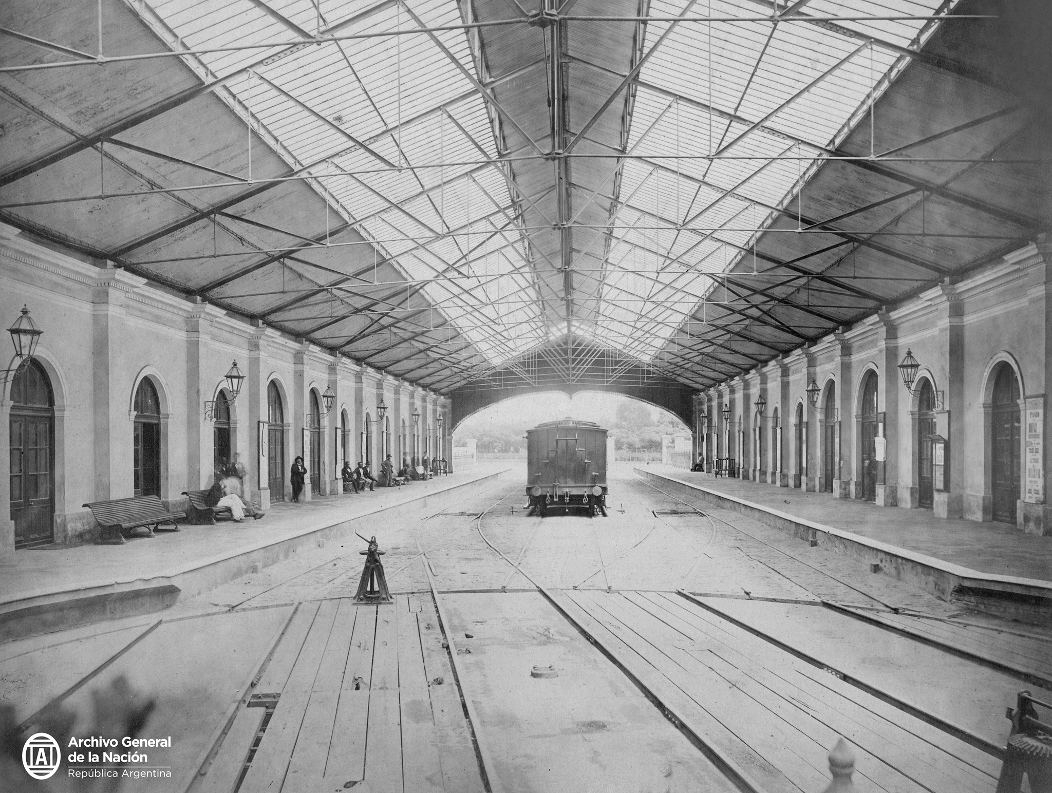 Now, this place has the Teatro Colon.  It looked like Parke Station in 1880 (Photography General Archive of the Nation)