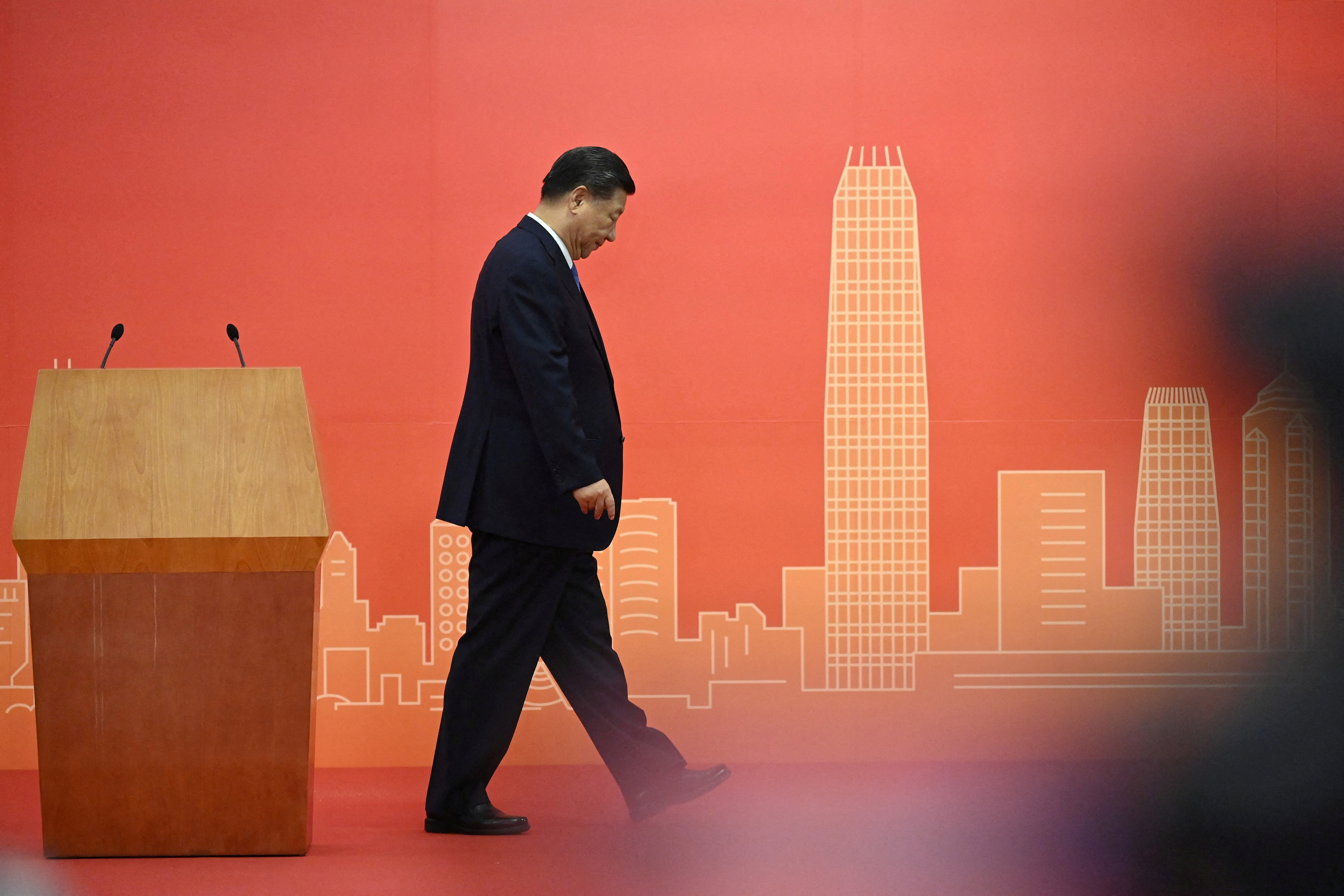 Xi Jinping luego de hablar ante el público en Hong Kong, el pasado 30 de junio. El jefe del régimen chino enfrenta un dilema clave con Taiwán que podría comprometer su futuro ante el XX Congreso del Partido Comunista Chino (Reuters)