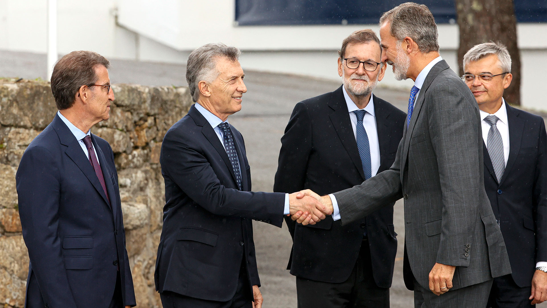 Mauricio Macri venía de ser aplaudido en el Foro de la Toja, un evento liberal que se realiza en Galicia, y de abrazarse con el rey Felipe VI (EFE/Lavandeira jr)
