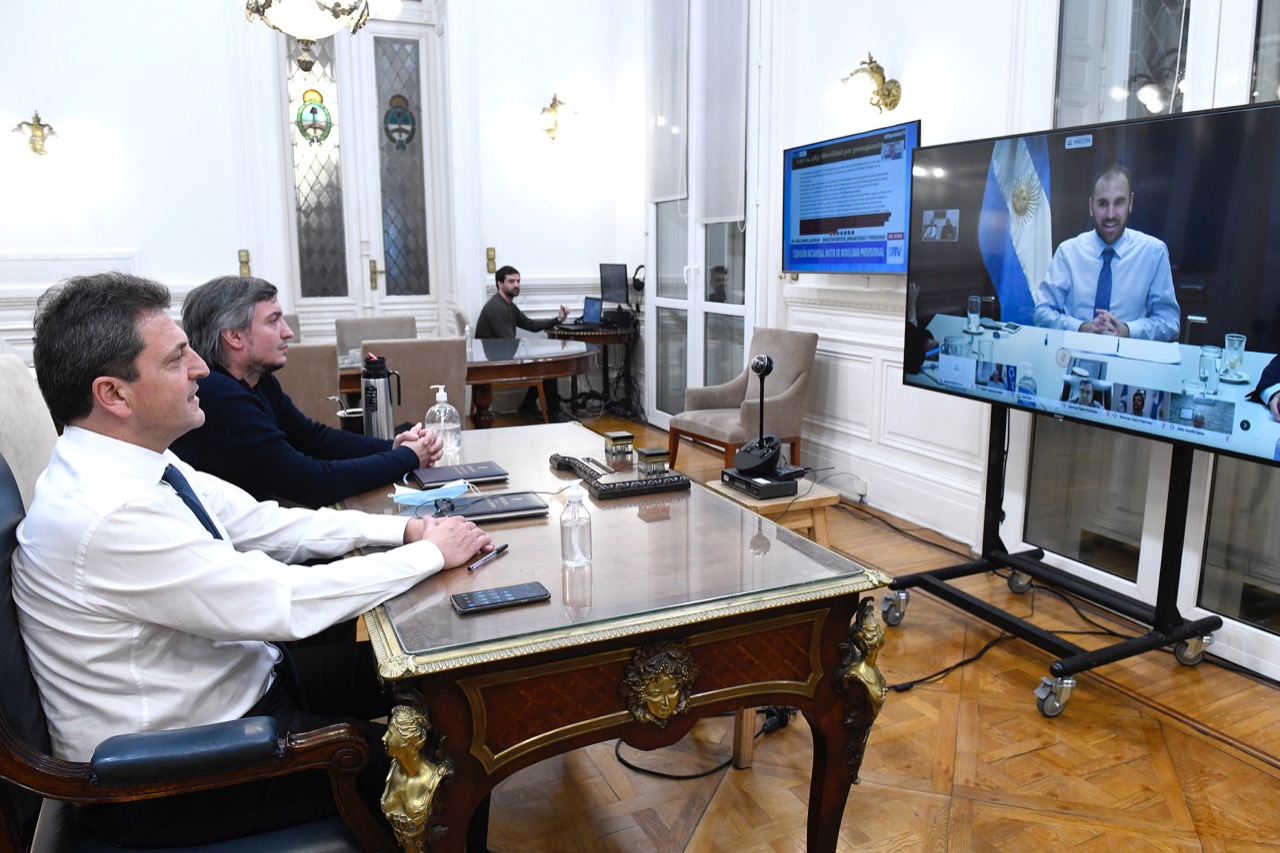 Guzmán, en un encuentro virtual con Sergio Massa y Máximo Kirchner. En la coalición de gobiernos hay conflictos ideológicos sin resolver