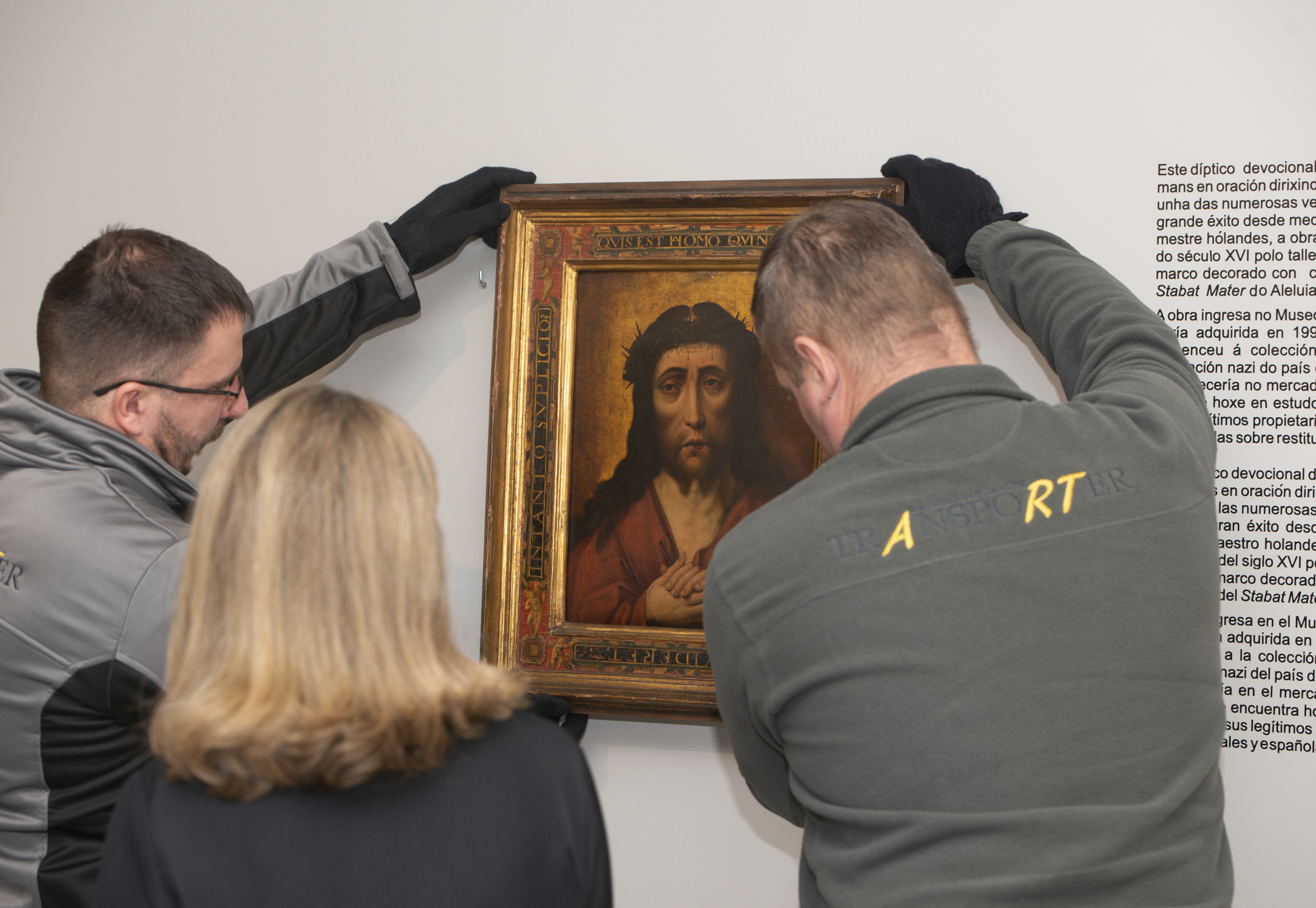 Dos personas sacan el cuadro Ecce Homo para devolvérselo a Polonia, en el Museo de Pontevedra en España el 25 de enero de 2023. (Gustavo de la Paz/Europa Press via AP)