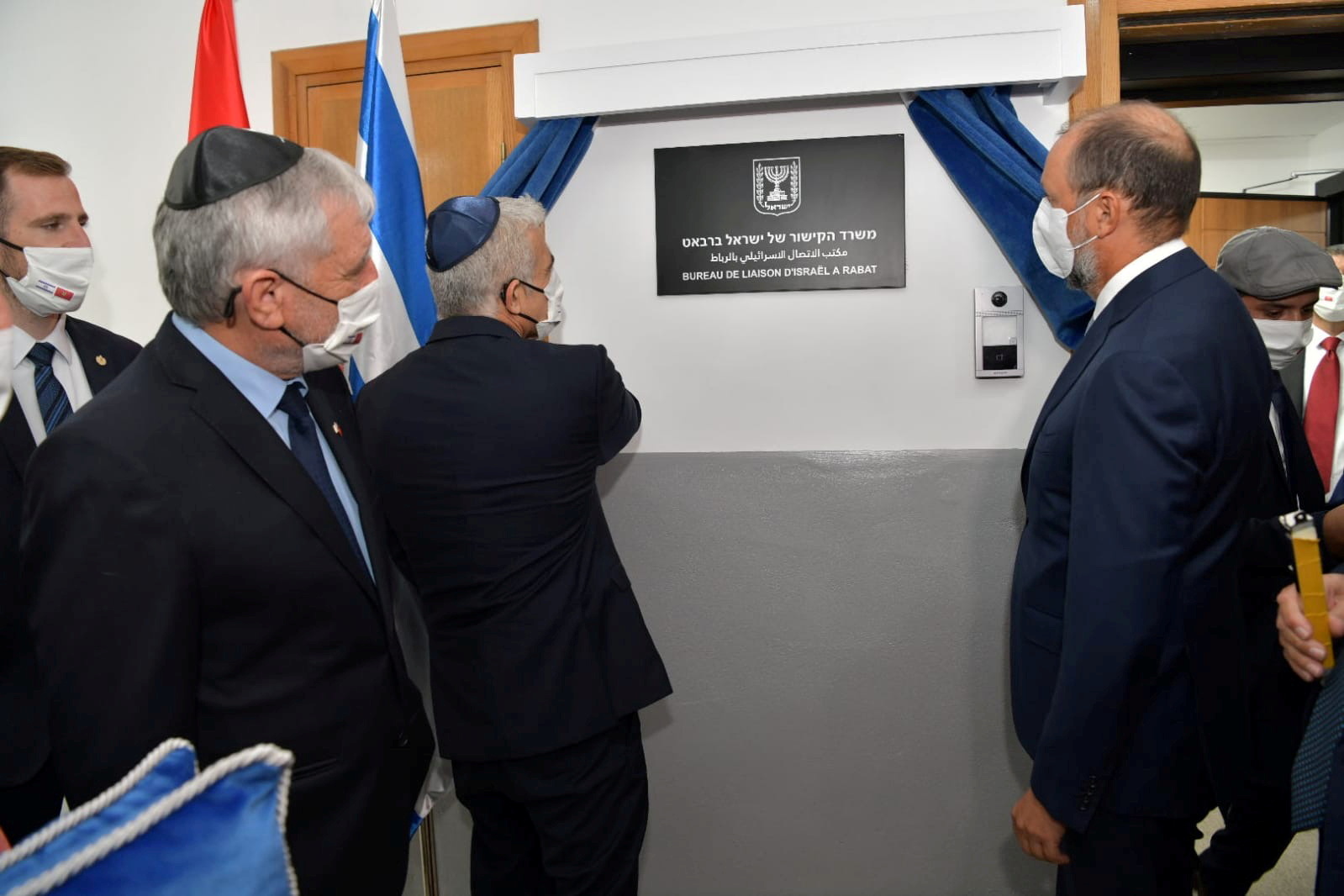 El ministro de Asuntos Exteriores de Israel, Yair Lapid, inaugura la misión diplomática de Israel, en presencia del ministro Delegado en el Ministerio de Asuntos Exteriores de Marruecos, Mohcine Jazouli, en Rabat, Marruecos, el 12 de agosto de 2021. Ministerio de Asuntos Exteriores de Israel/Handout via REUTERS