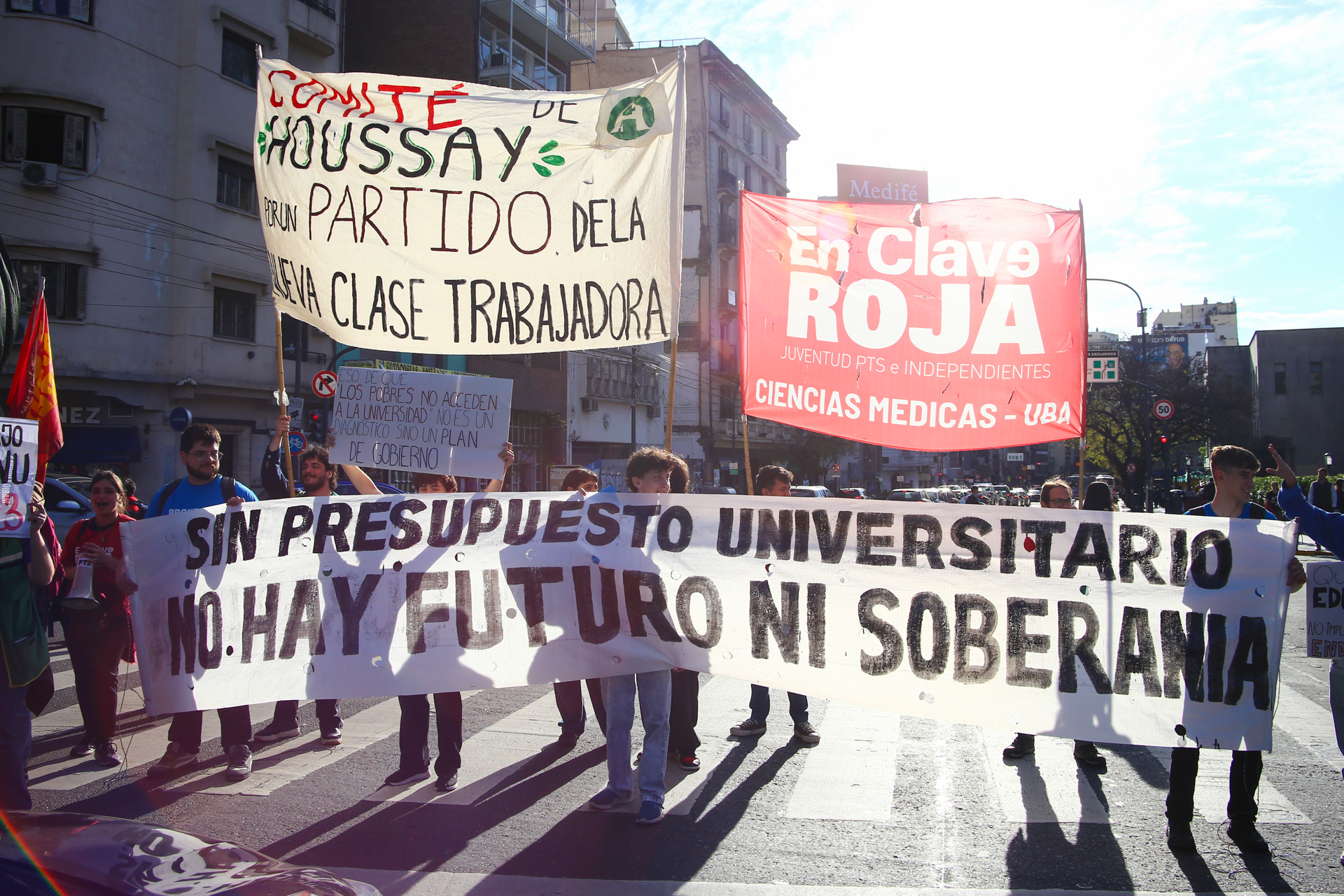 Tensi&oacute;n en la previa de la Marcha Universitaria: detuvieron a un hombre en un semaforazo en defensa por los profesorados