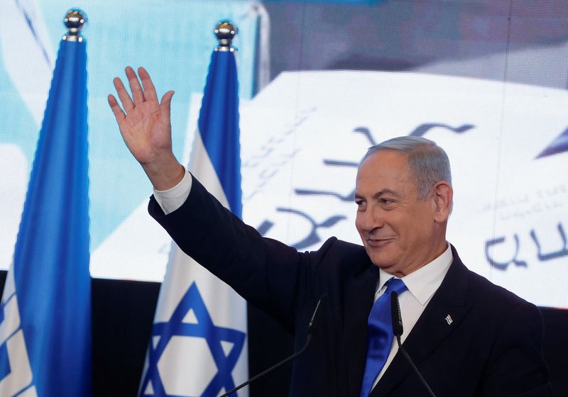 El líder del partido Likud, Benjamin Netanyahu, se dirige a sus seguidores en la sede de su partido durante las elecciones generales de Israel en Jerusalén, el 2 de noviembre de 2022. REUTERS/Ammar Awad