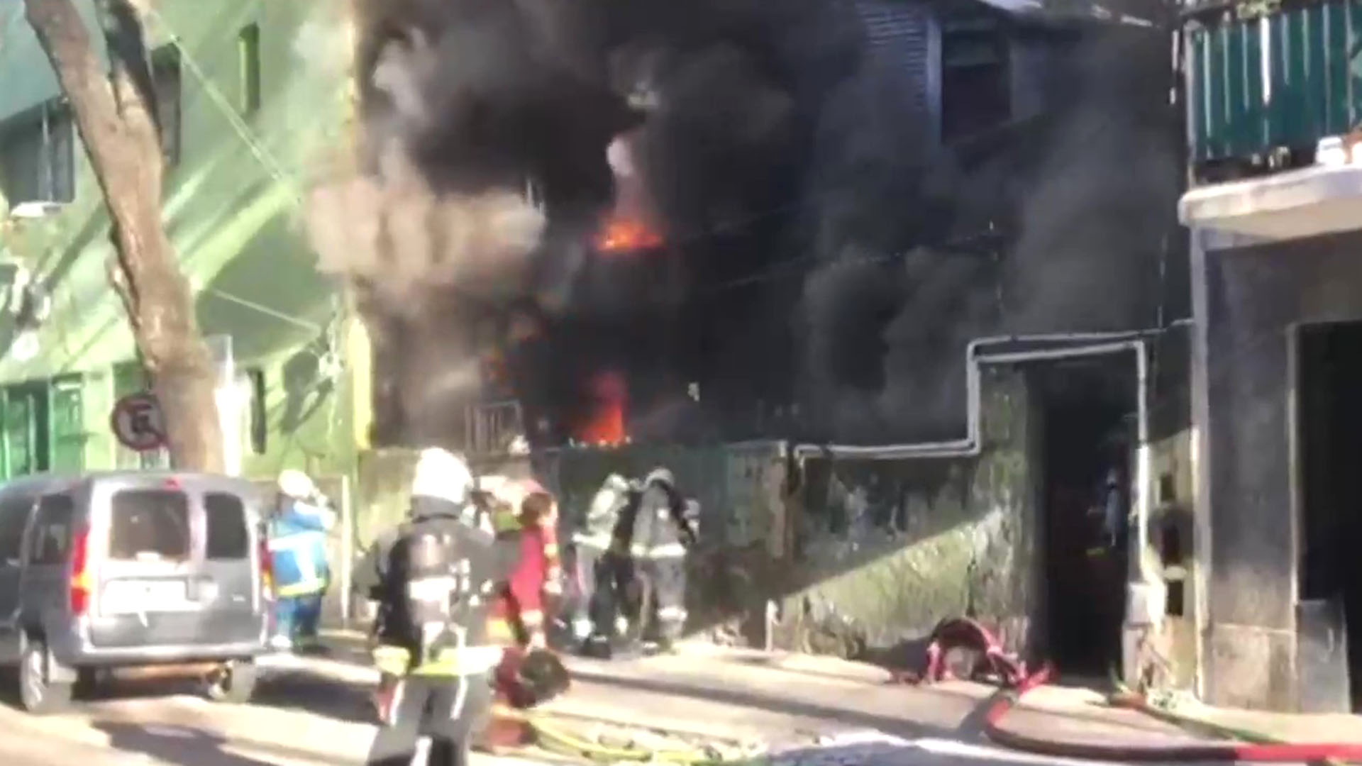 Feroz incendio en un conventillo de La Boca donde vivían 13 familias: hay al menos un muerto