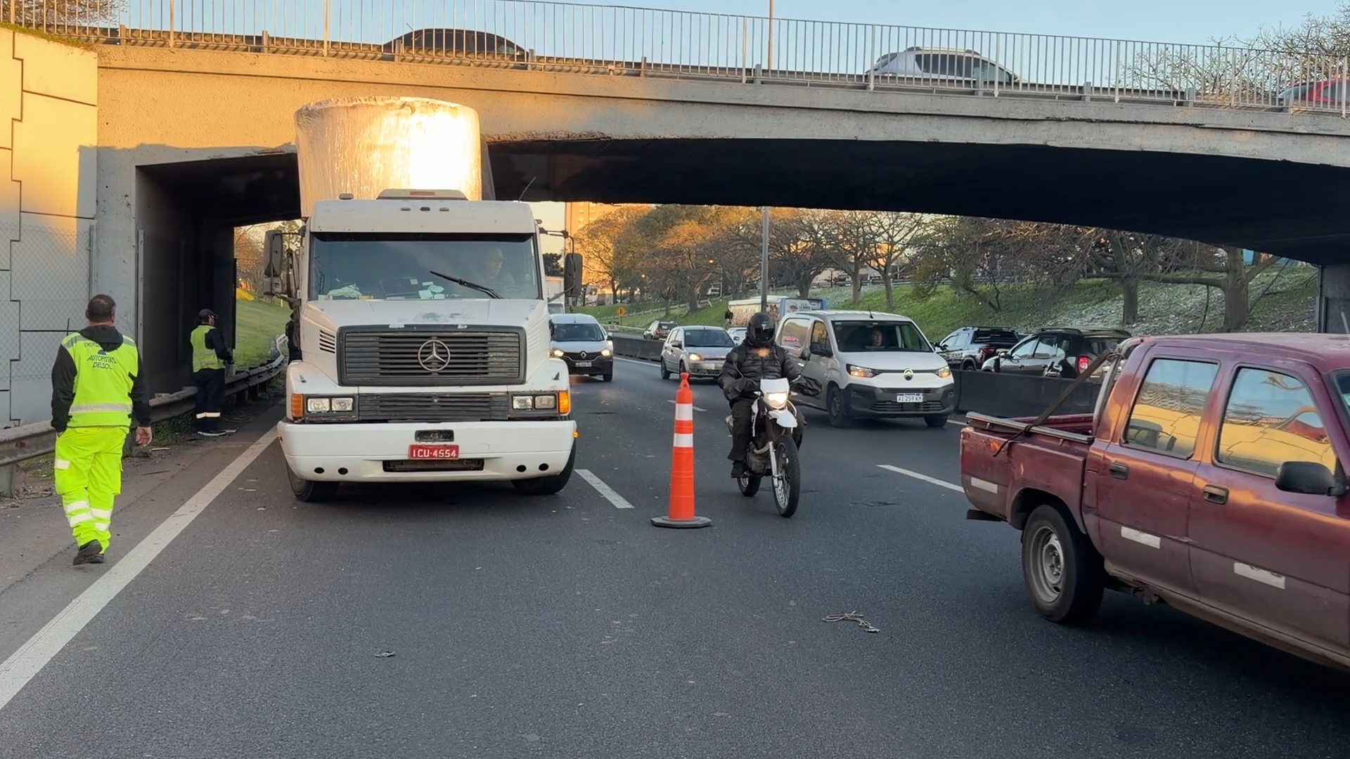 Un cami&oacute;n brasile&ntilde;o choc&oacute; y qued&oacute; atascado bajo un puente en la avenida General Paz