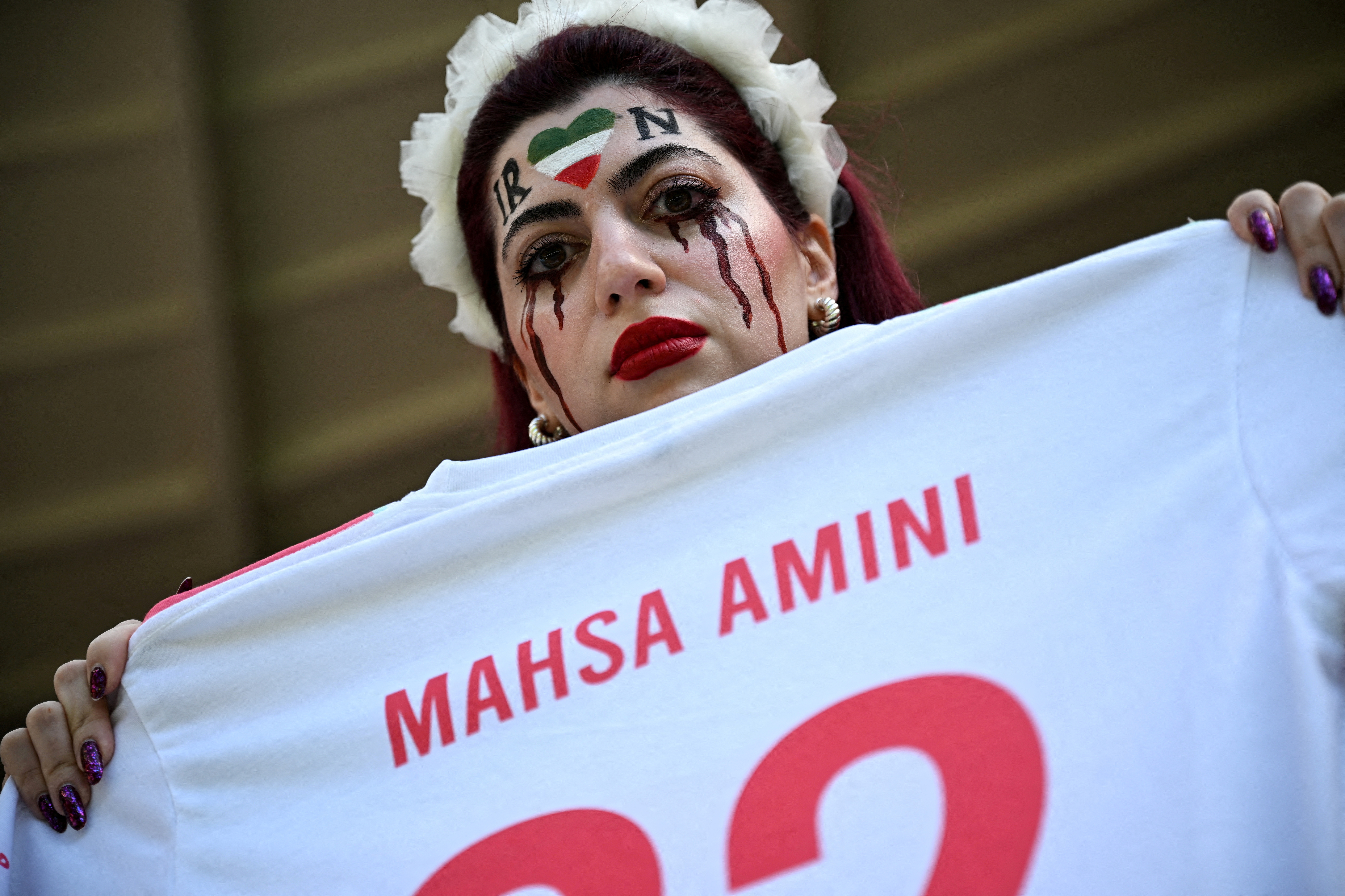 Una simpatizante de la selección iraní recuerda a Mahsa Amini, en uno de los partidos jugados por Irán en Qatar 