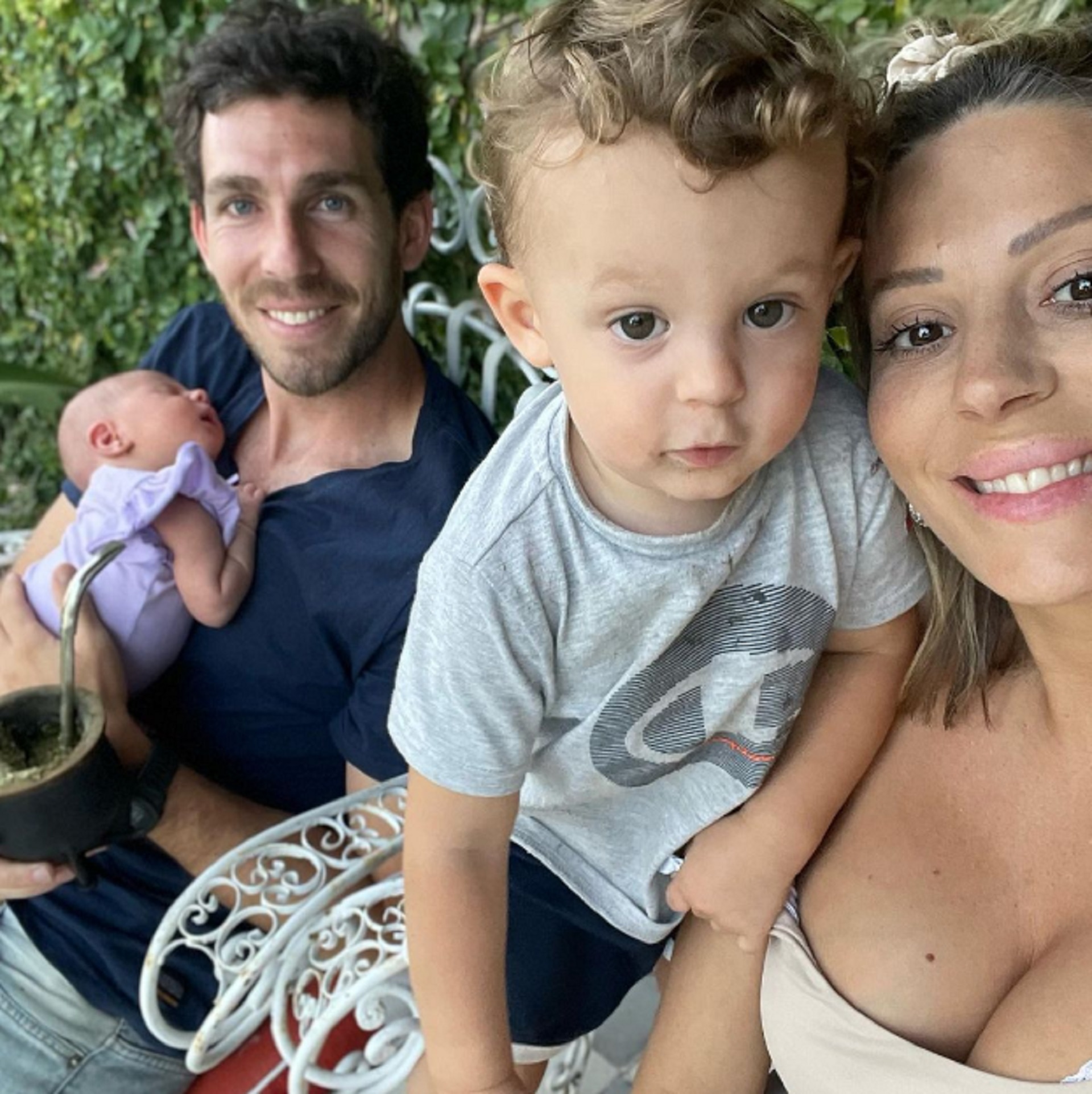 Noelia Marzol tomó una selfie junto a su marido, Ramiro Arias, y sus hijos Donatello y Alfonsina