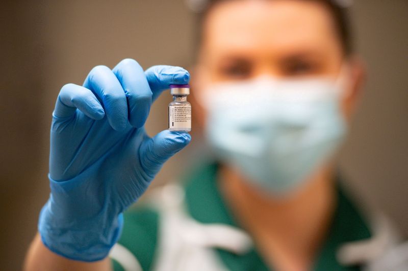 La inefectividad de una vacuna ocurre cuando el virus cambió tanto que esquiva el efecto completo de la dosis y continúa infectando a las personas (Reuters)
