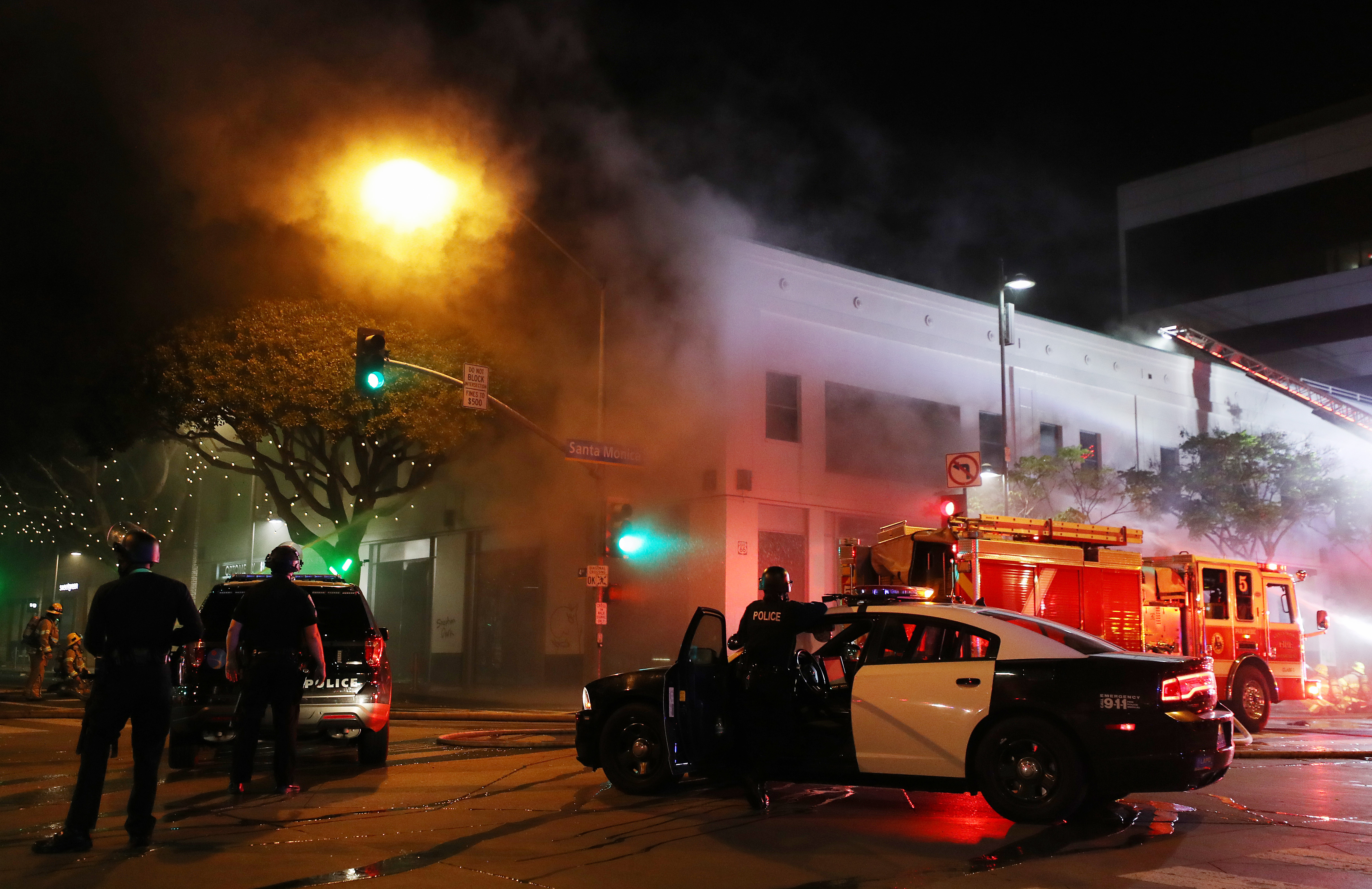 La policía controla los disturbios en Santa Monica, California (Mario Tama/Getty Images/AFP)