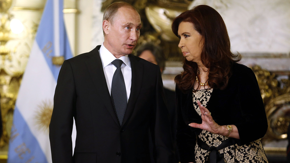 Temores al proteccionismo agrícola: la nota de Bloomberg resalta que Cristina Kirchner "adelantó" el cierre de las exportaciones de maíz y cita la iniciativa de Putin de imponer retenciones a la exportación de trigo