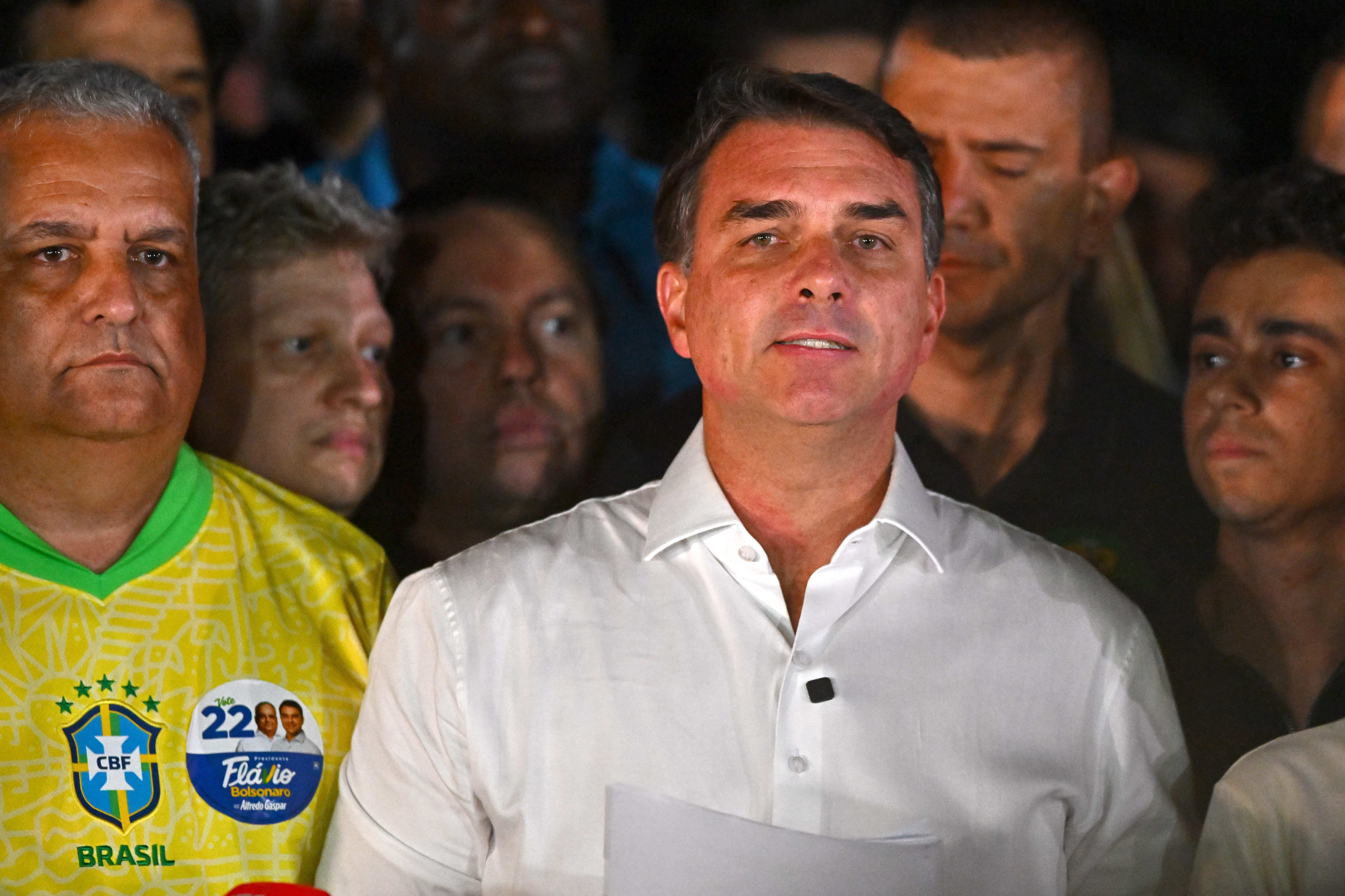 Migraciones confirm&oacute; que Fl&aacute;vio Bolsonaro viaj&oacute; con su familia desde Argentina hacia Ecuador "sin ning&uacute;n impedimento legal\