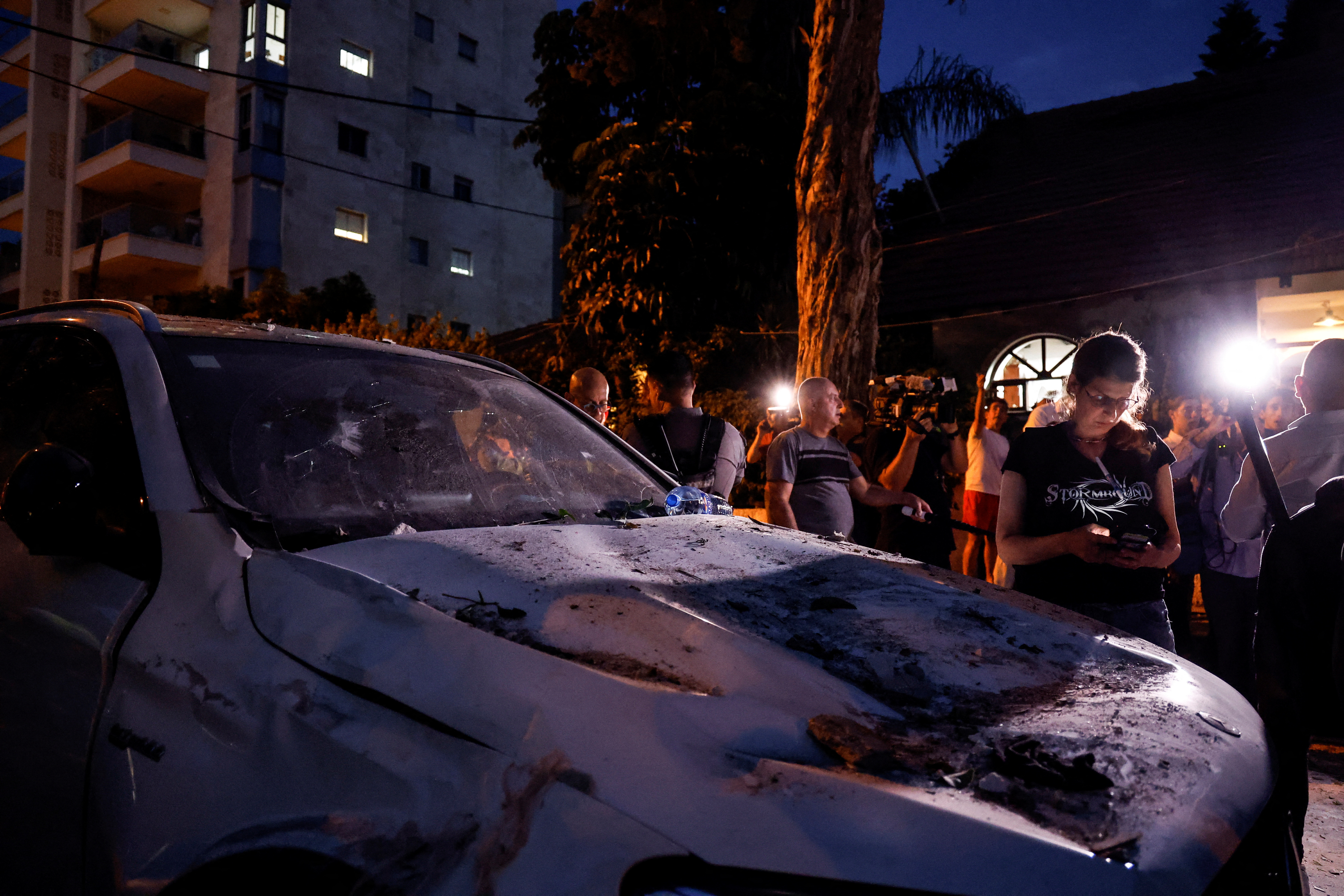 Un hombre murió en Rehovot, al sur de Tel Aviv, y varias personas resultaron heridas tras caer un cohete sobre un edificio residencial, informaron la policía y los servicios de emergencia. (REUTERS)