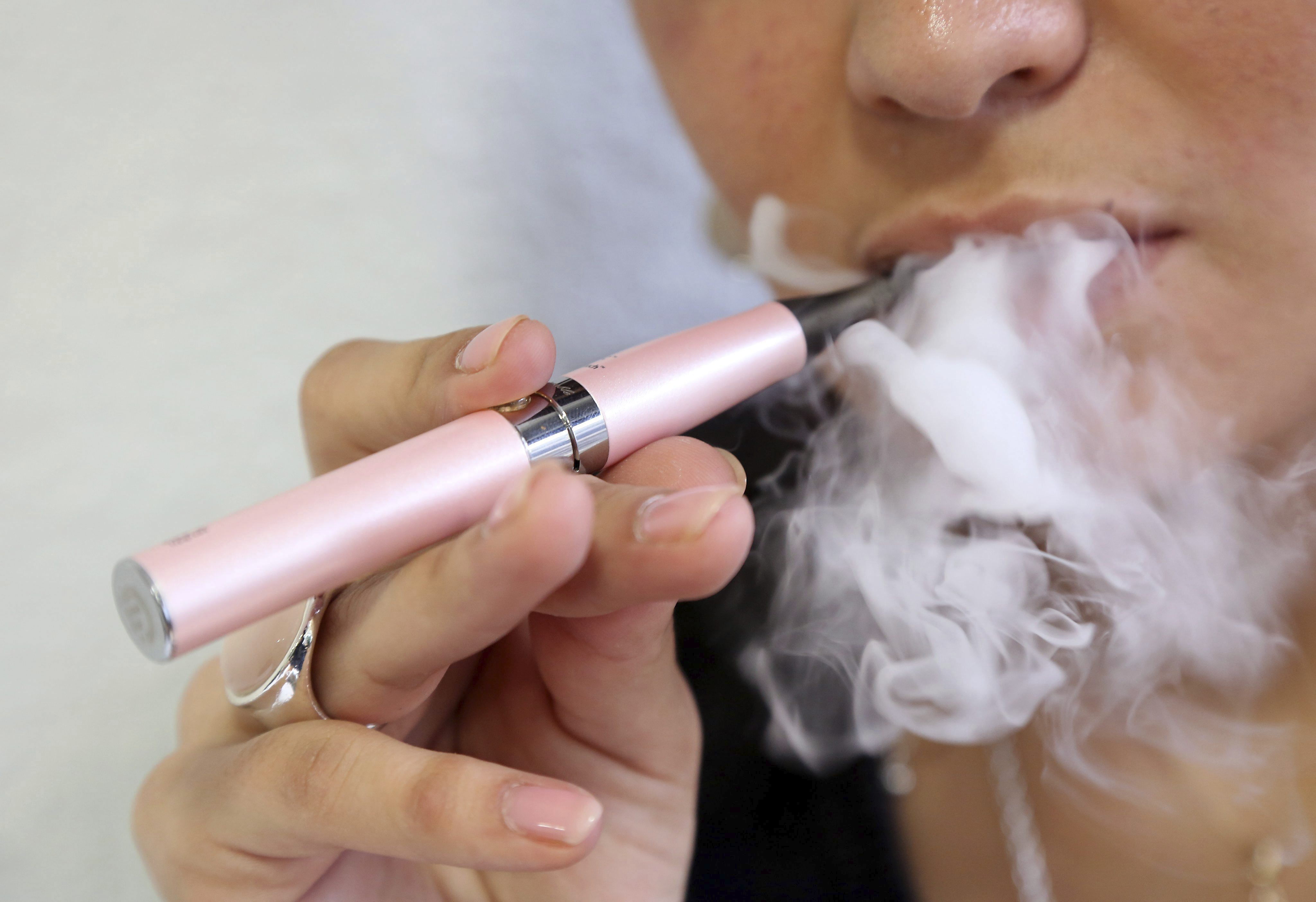 Electronic cigarettes work by heating a liquid that usually contains nicotine into an aerosol that is then inhaled (Efe)