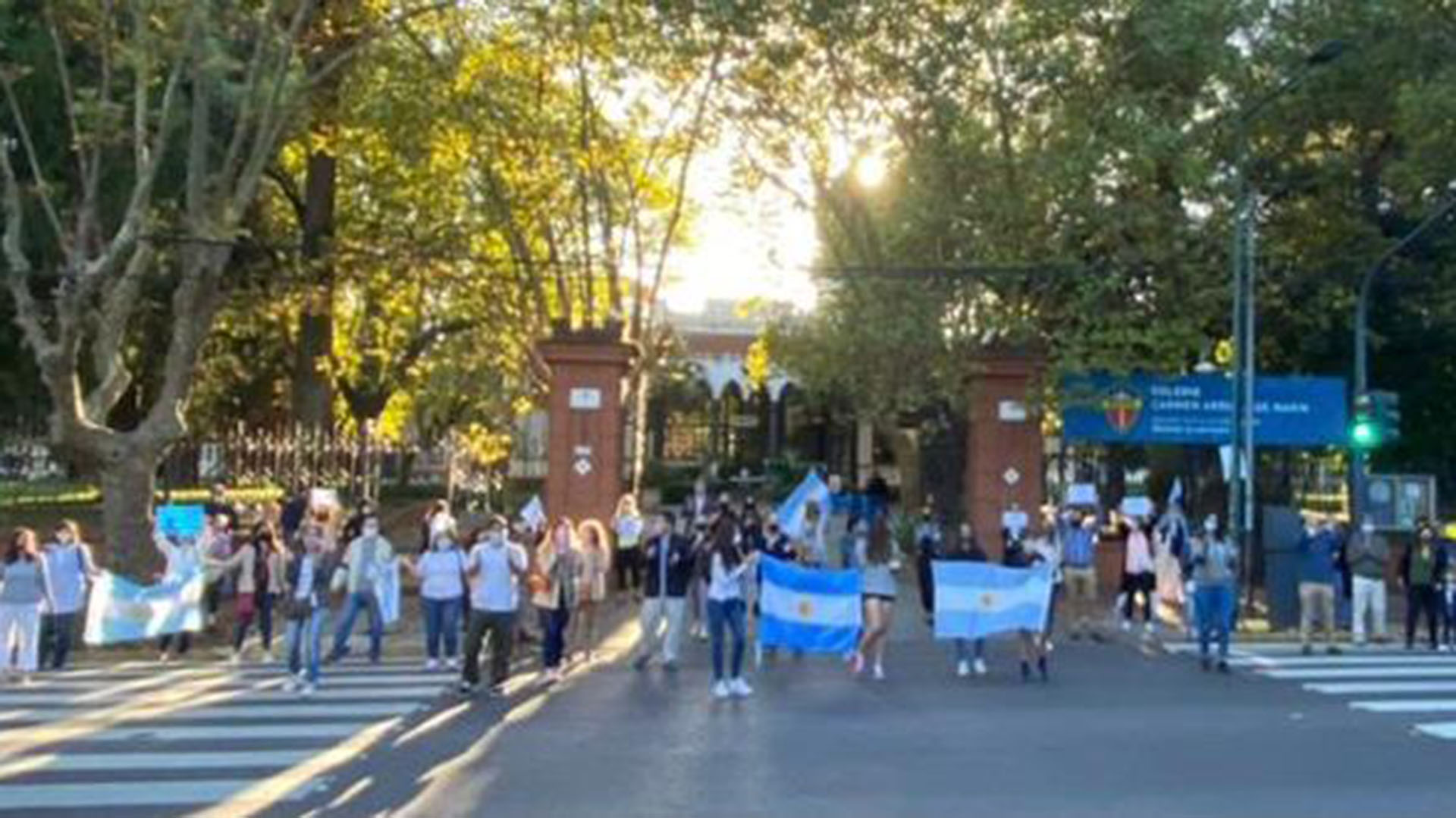 Banderazo de padres y alumnos frente al Colegio Marín, en San Isidro