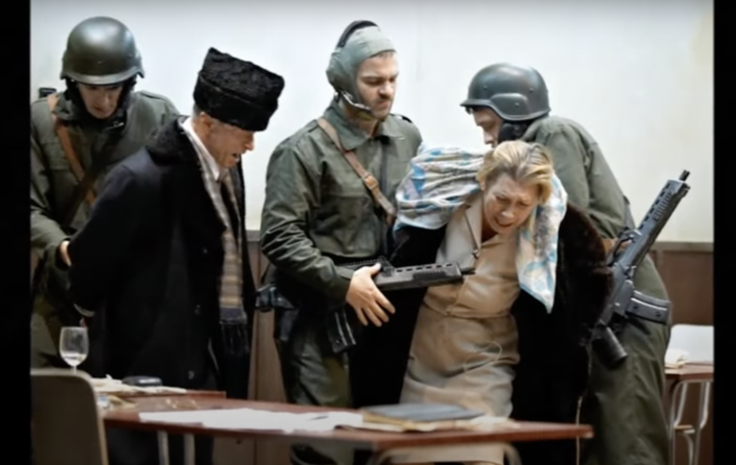 El estremecedor video del fusilamiento del dictador rumano Ceaucescu y su esposa entre gritos y furia
