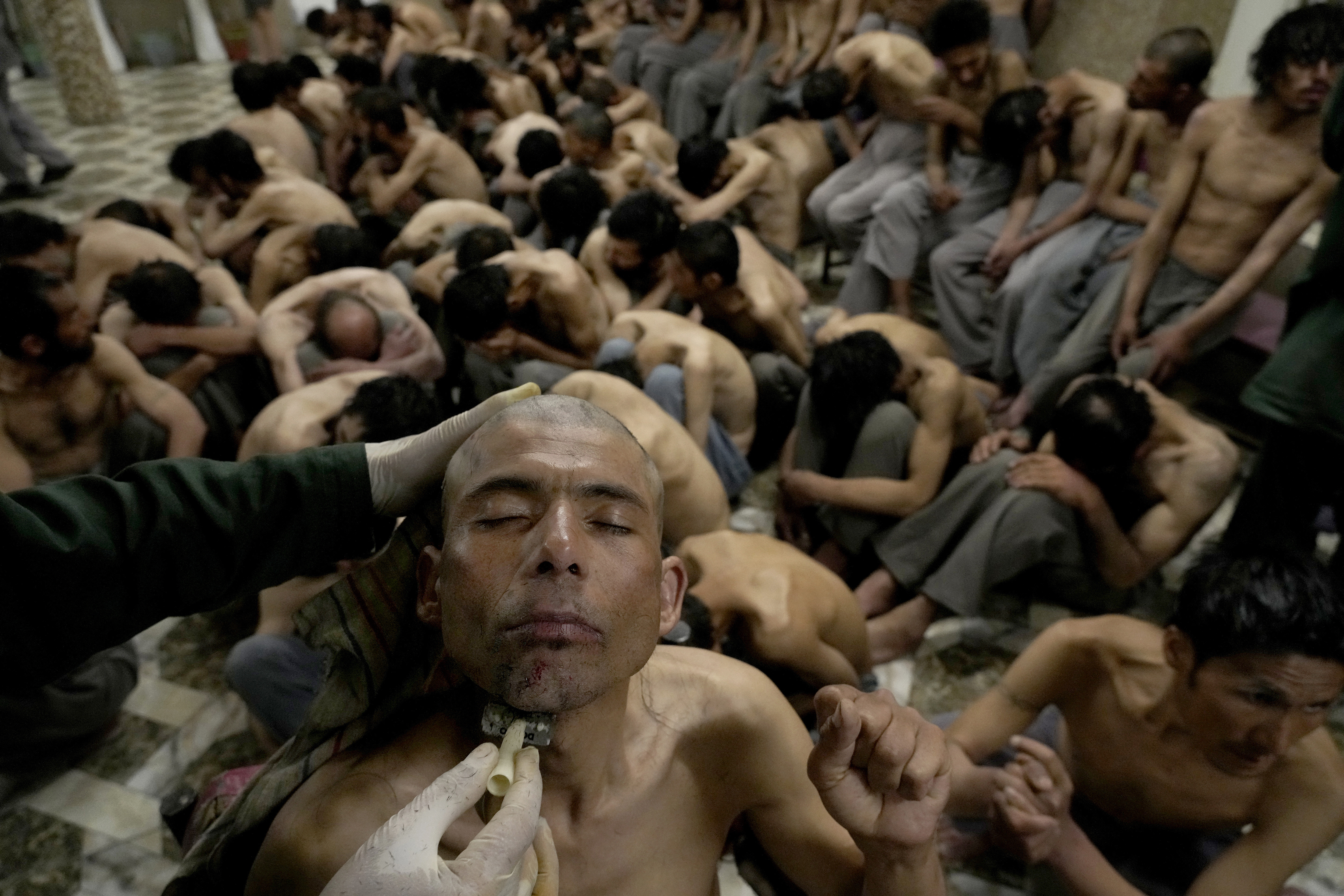 Los adictos son afeitados y mantenidos en barracones durante 45 días. (AP Photo/Ebrahim Noroozi)