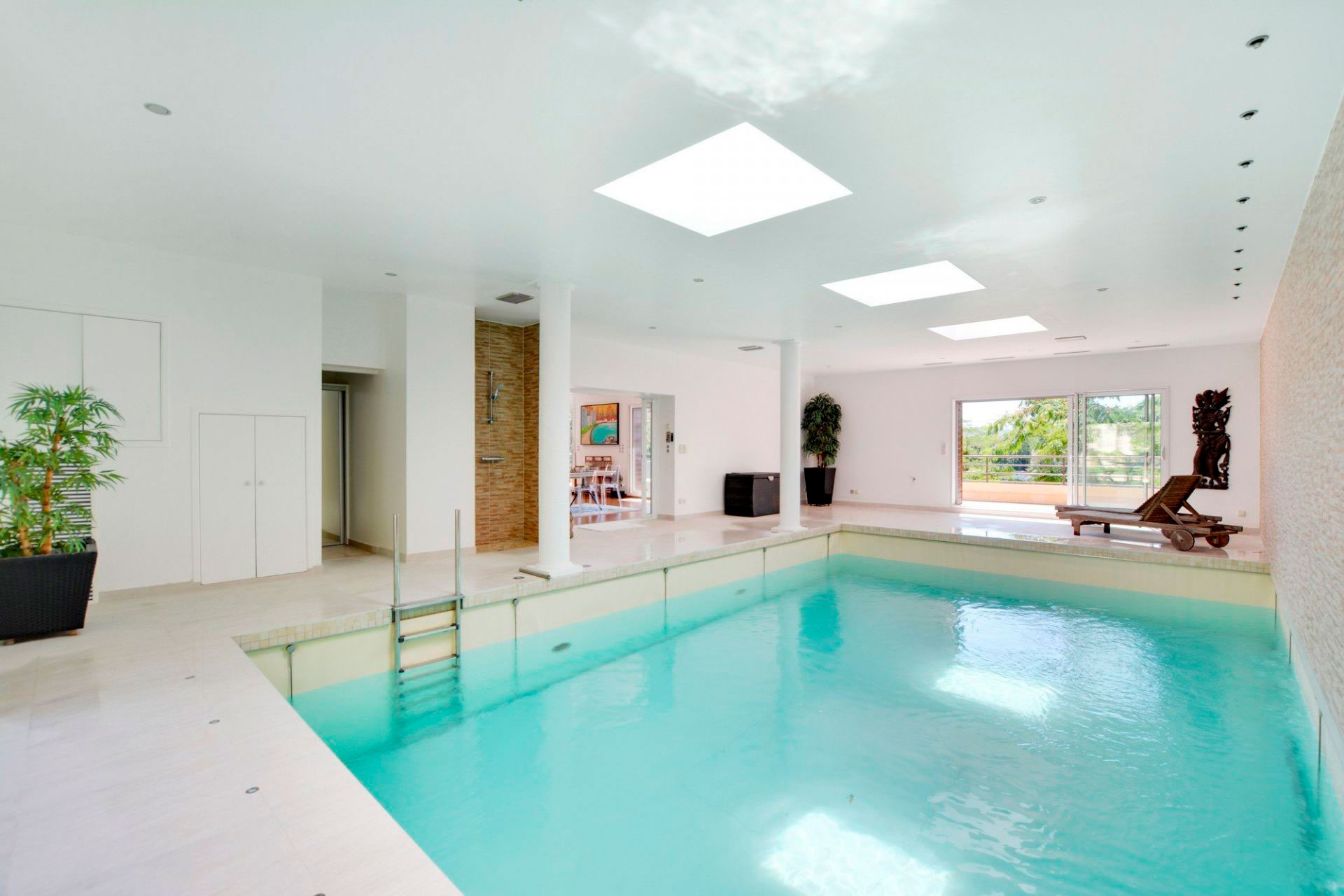 La piscina interna para poder usar en invierno (Sotheby's)