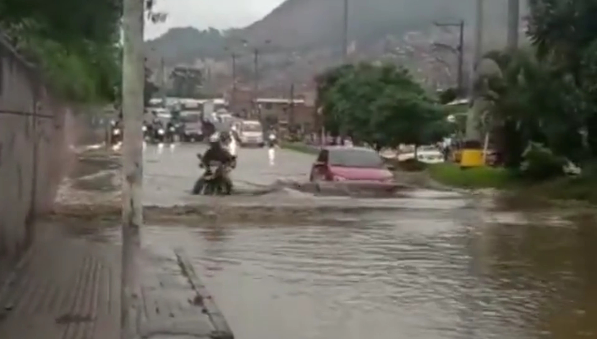 Video Las Impactantes Imágenes De Crecidas Y Derrumbes Por Las Lluvias Del Sábado En Medellín