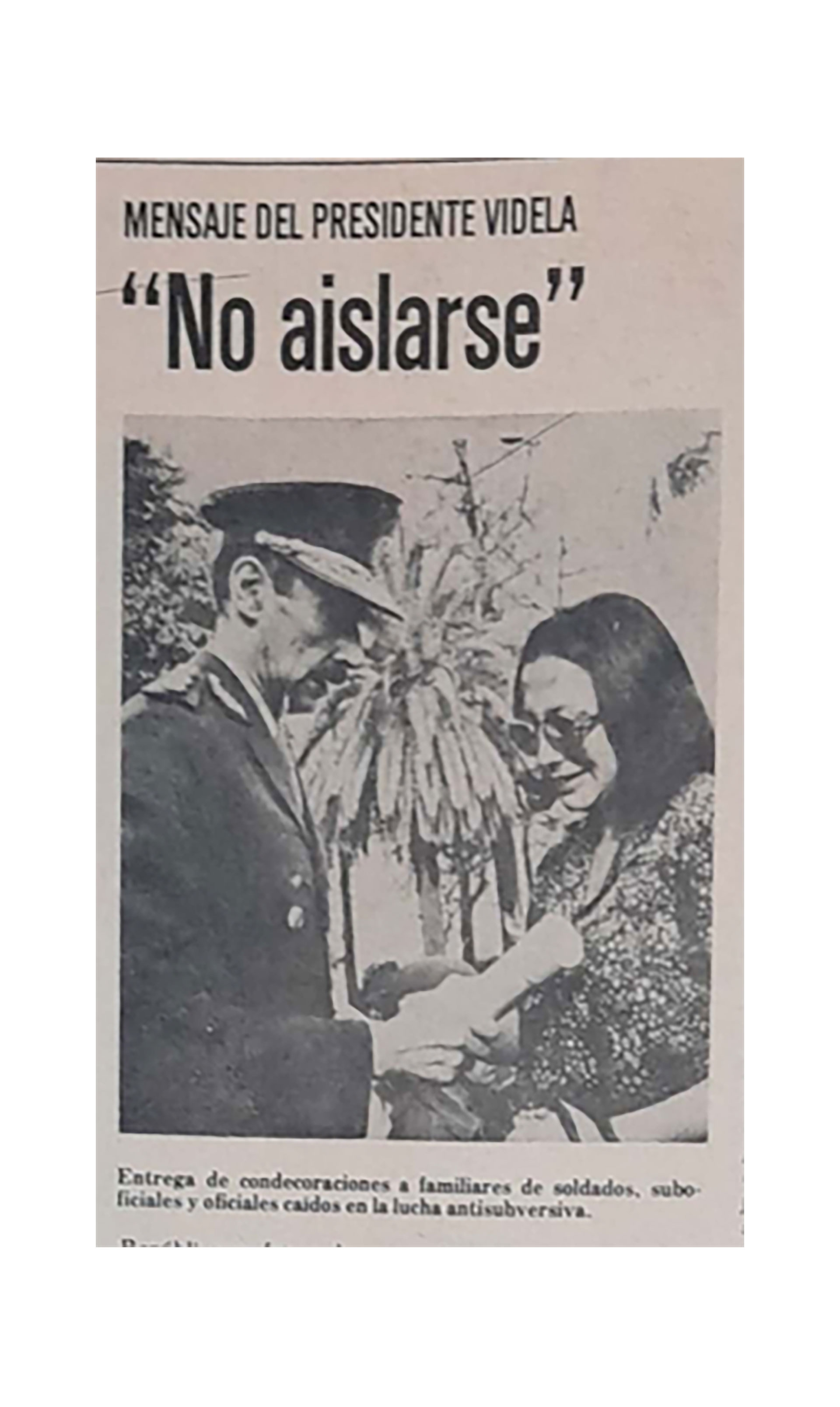 La edición 11 traía una nota con foto de Videla entregando condecoraciones a “familiares de militares caídos en la lucha antisubversiva”