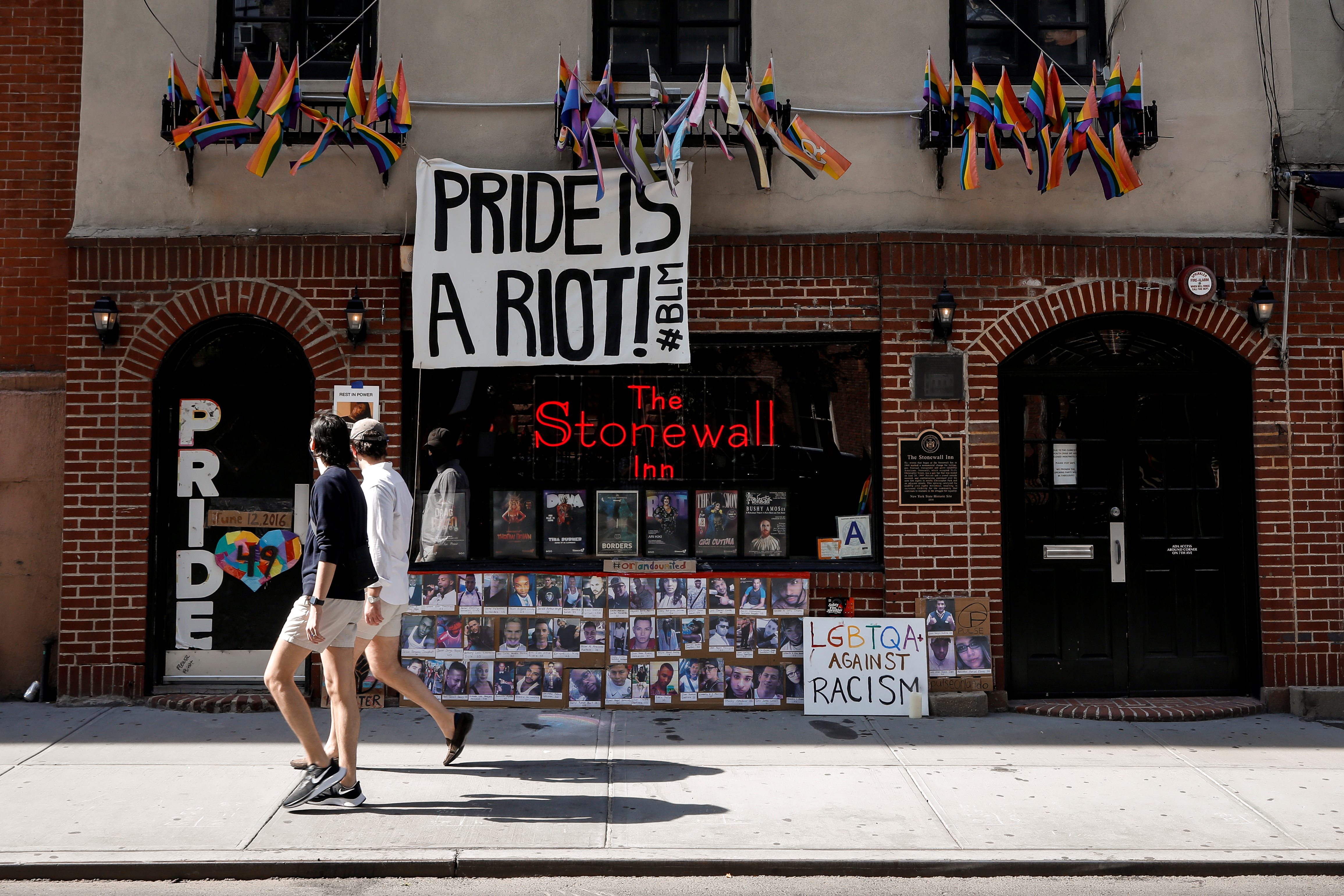 El Stonewall Inn en Nueva York (REUTERS)