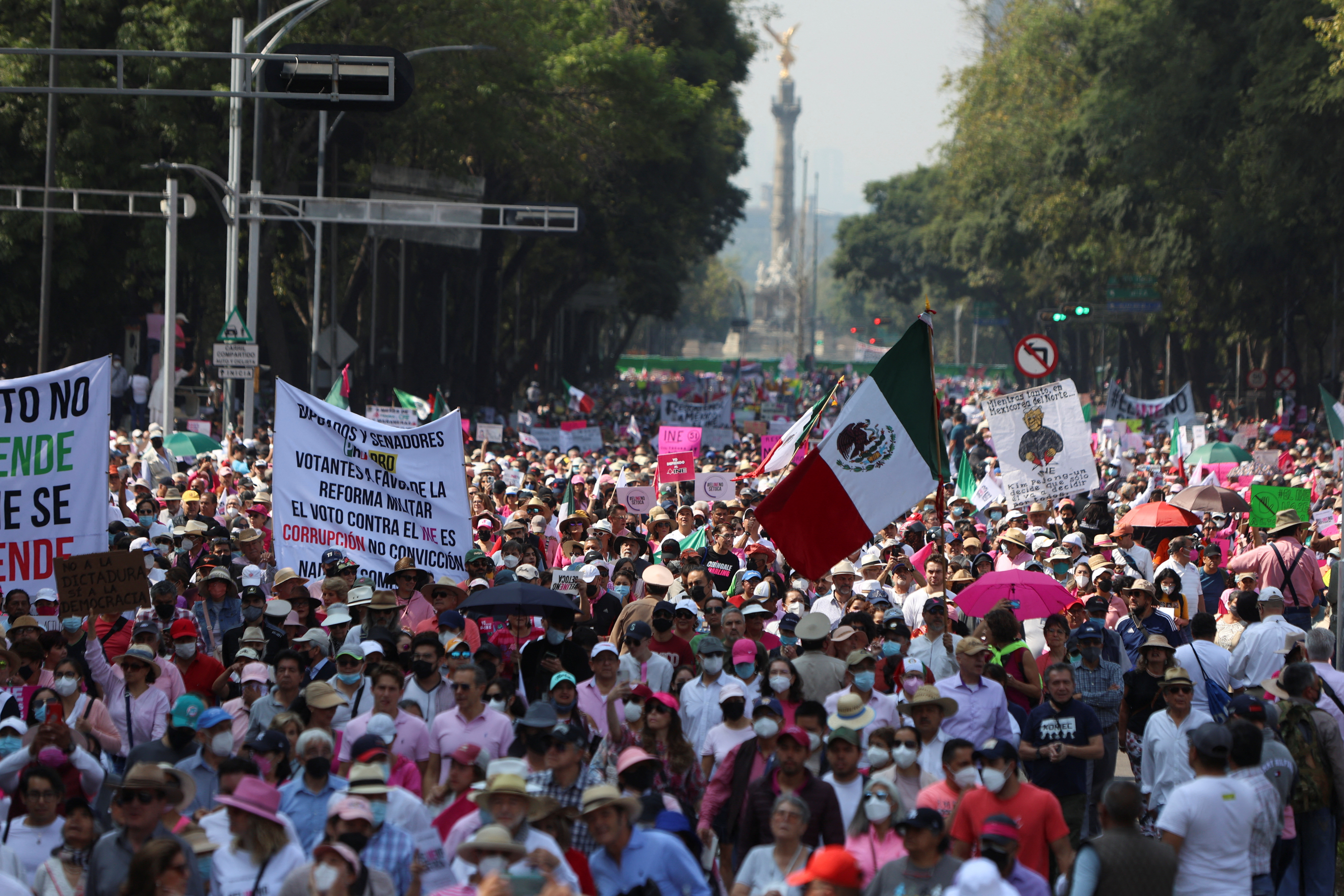 Manifestantes marchan en el Paseo de Reforma contra la reforma electoral de AMLO (Foto: Reuters)