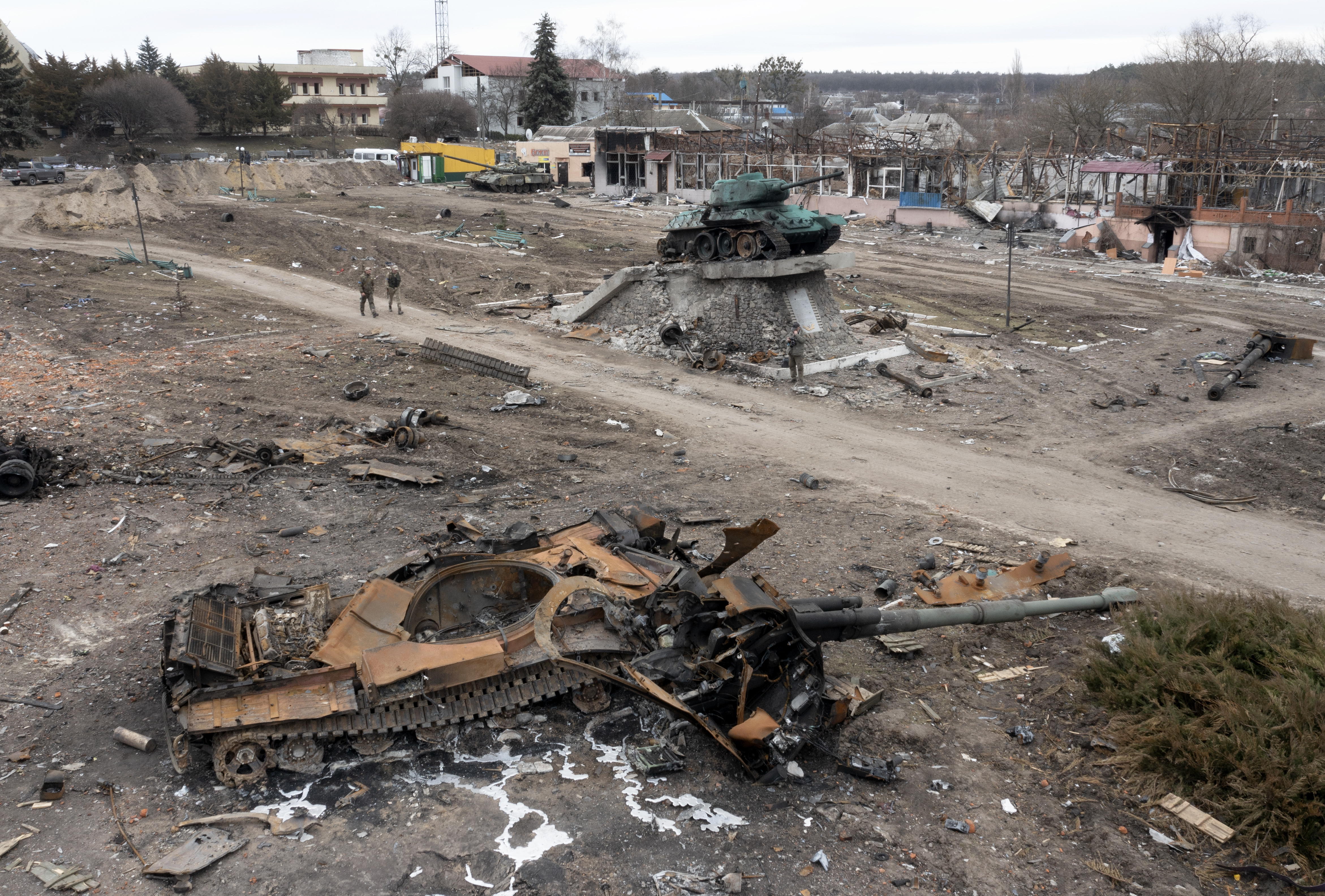 Un tanque ruso destruido por las tropas ucranianas. (AP/Efrem Lukatsky)