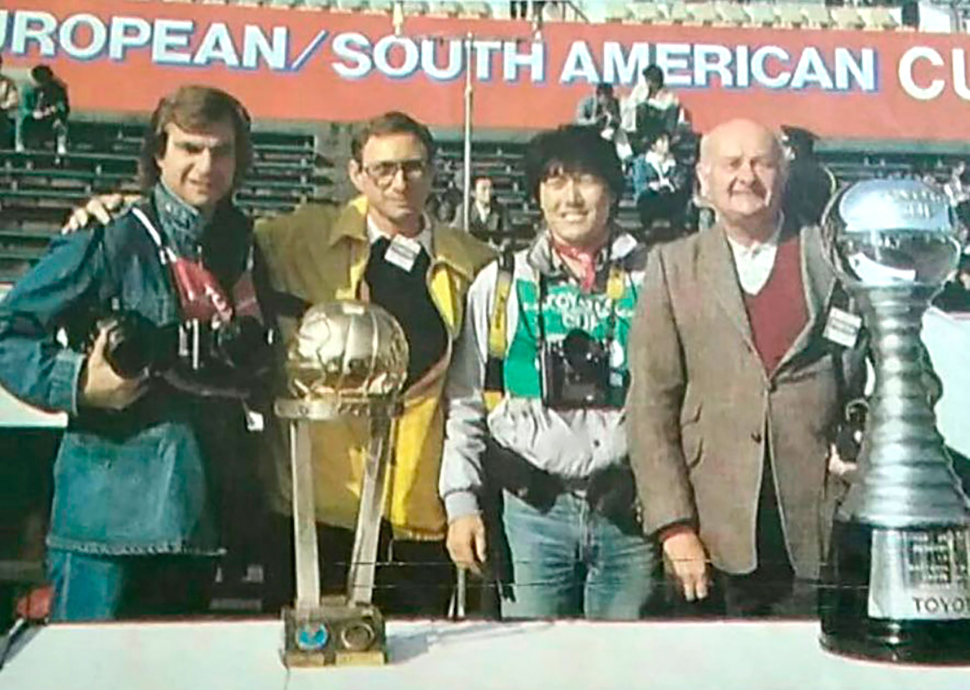 El fotógrafo Ricardo Alfieri (h), Cherquis Bialo, Mario Takahashi (de la agencia AP) y Julio César Pasquato (Juvenal) durante la final Intercontinental 1984