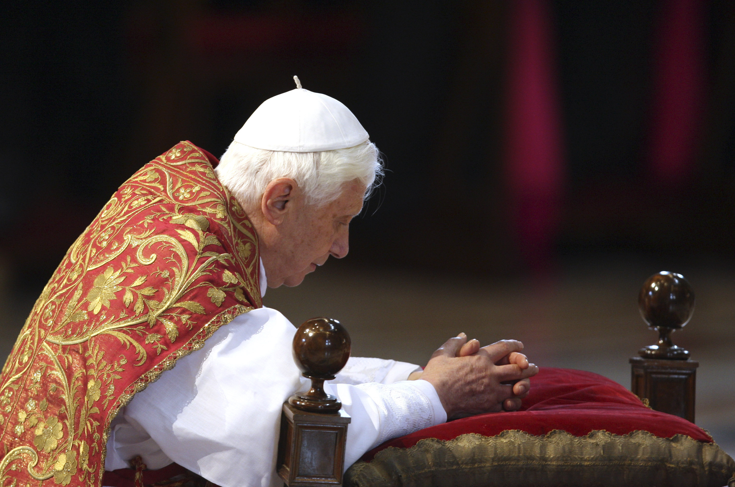 El papa Benedicto XVI trabajó por imponer su autoridad sobre la iglesia mientras luchaba contra una serie de crisis, incluso por el abuso sexual del clero. (AP Foto/Alessandra Tarantino)