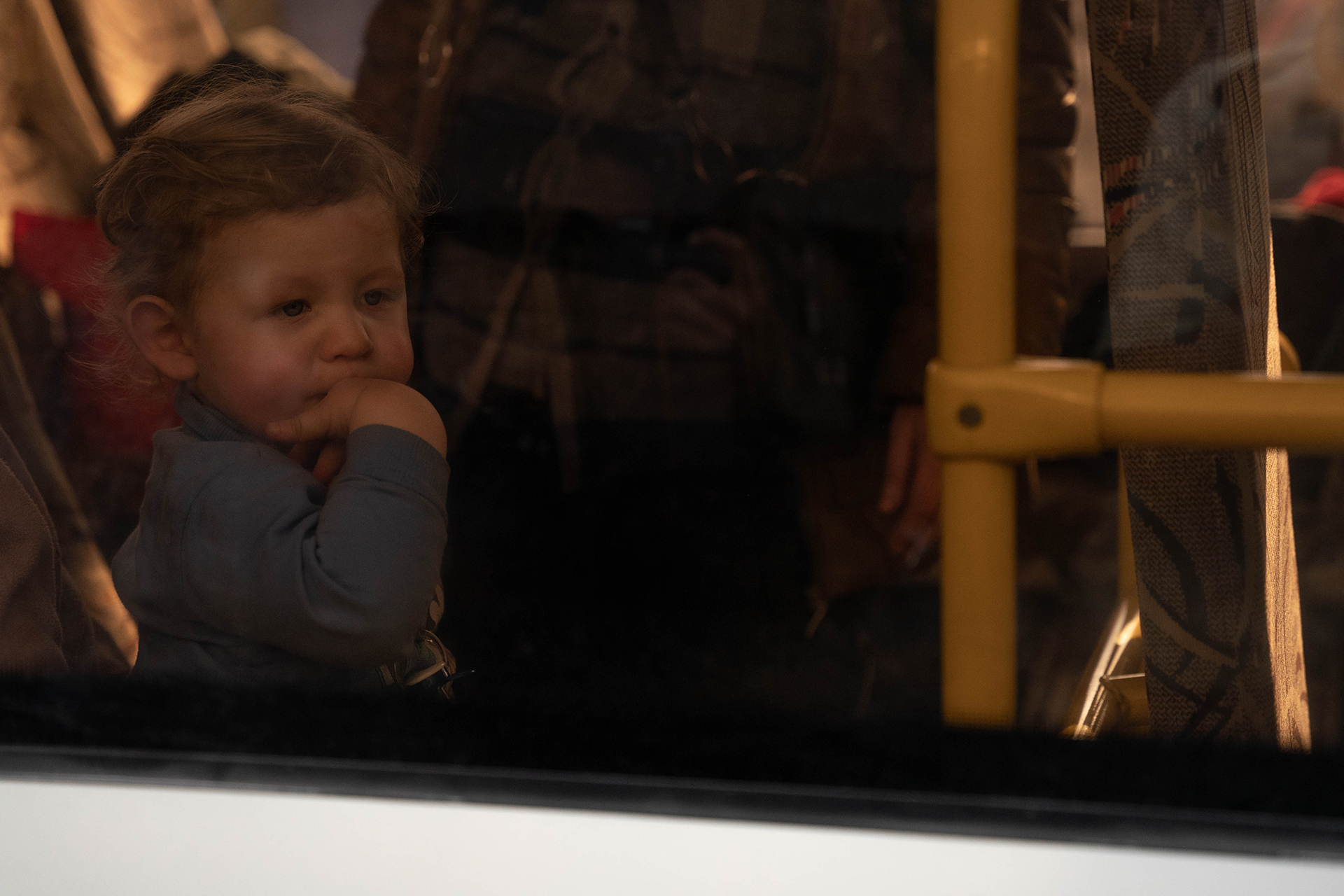 Un bebe acompañado de su madre espera para descender del colectivo en la ciudad de Zaporizhzhia.