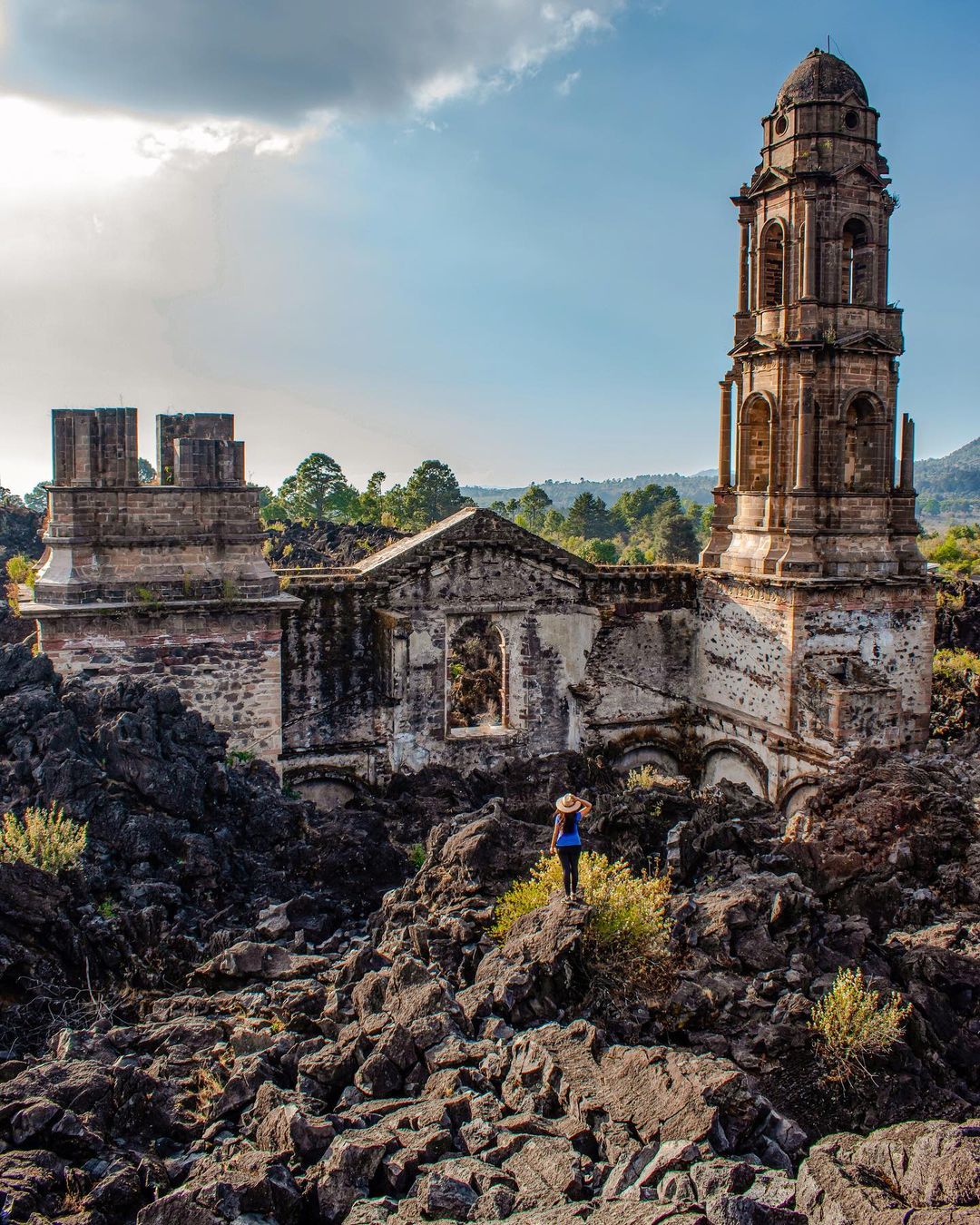 De una cueva con murciélagos a la Iglesia sepultada por un volcán: 7  destinos surrealistas para conocer - Infobae
