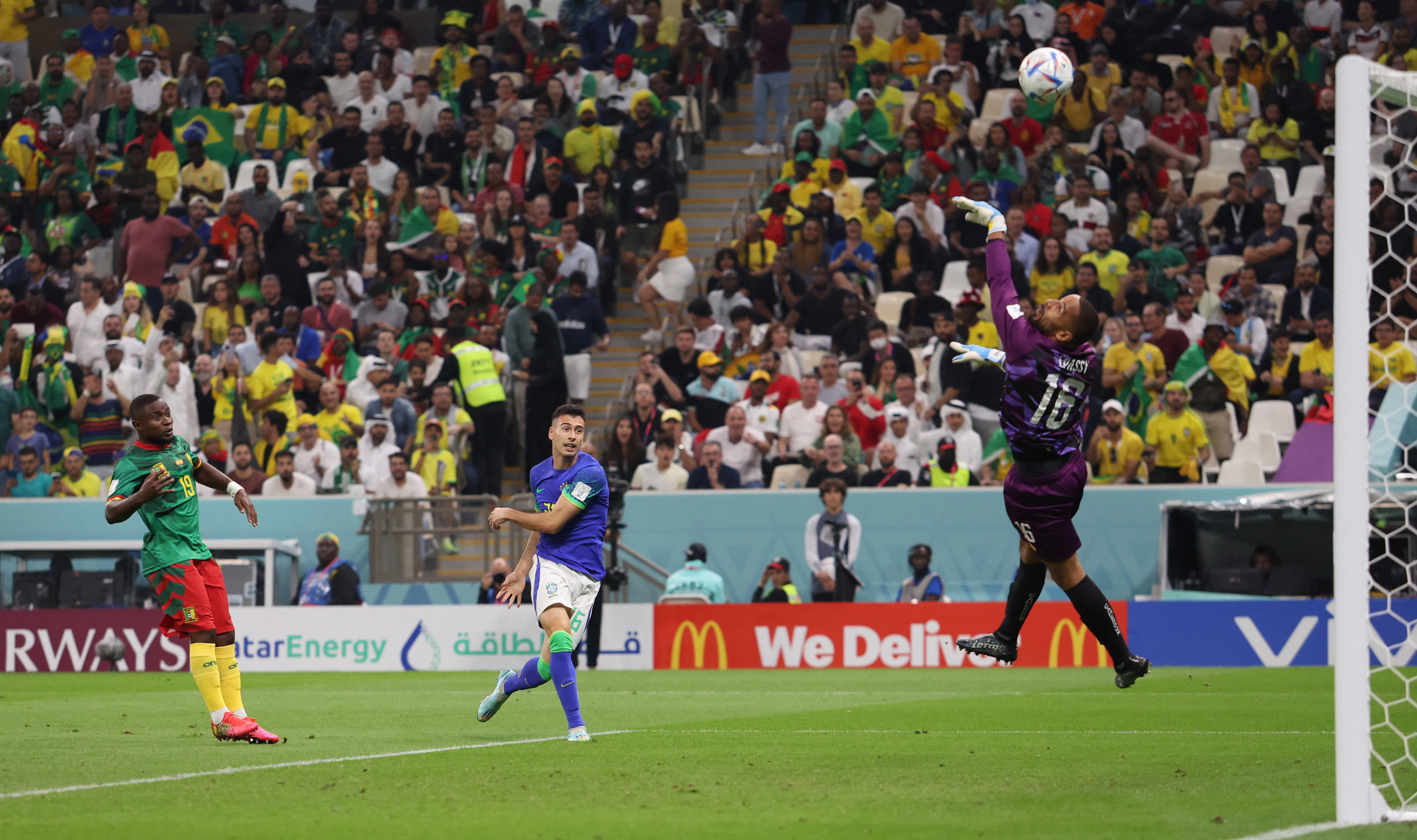 Gabriel Martinelli, una de las figuras de Brasil en el primer tiempo, no puede con el arquero camerunés (REUTERS/Amanda Perobelli)