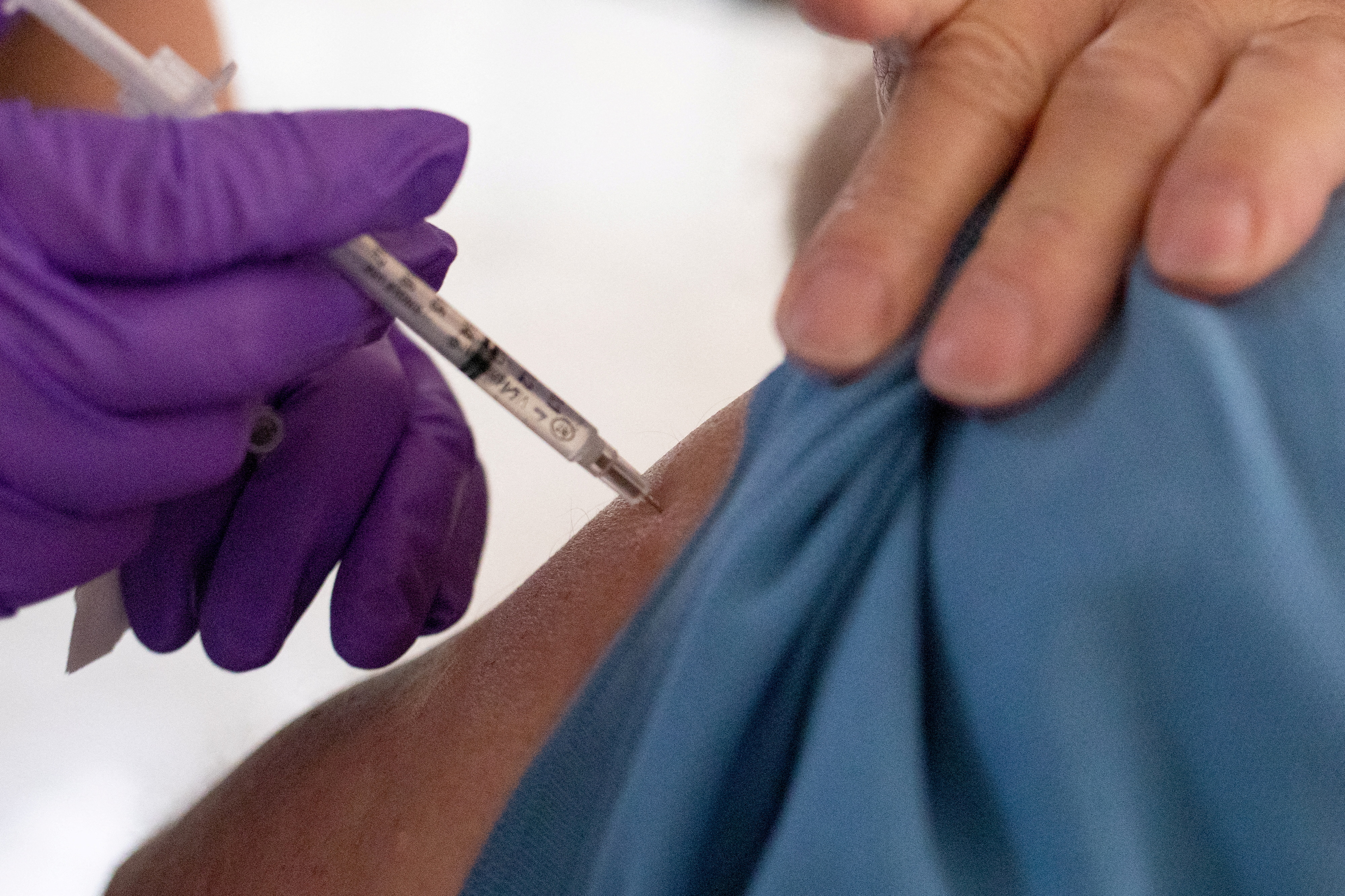 Un cambio que podría hacer que las vacunas sean más efectivas sería que pudieran detener el virus justo cuando ingresa al cuerpo. Esto podría reducir las infecciones por completo, así como la propagación del virus (REUTERS)