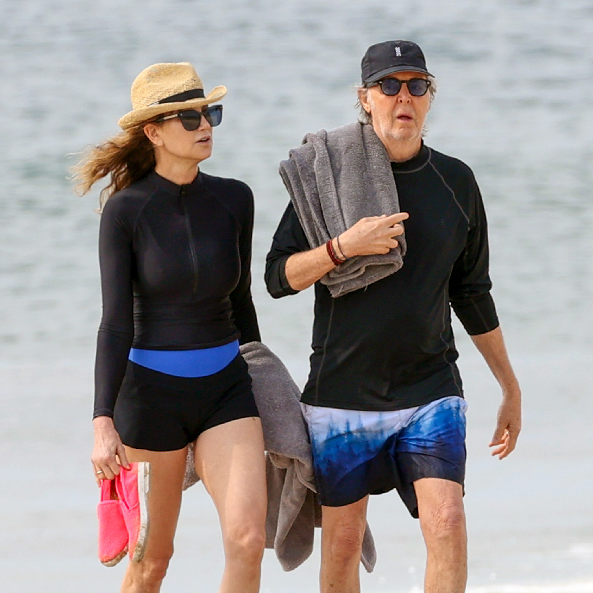 Día de playa y entrenamiento. Paul McCartney y su esposa, Nancy Shevell, disfrutaron de una rutina distinta en The Hamptons. Utilizaron sus trajes de neoprene para meterse al mar y también corrieron por la orilla