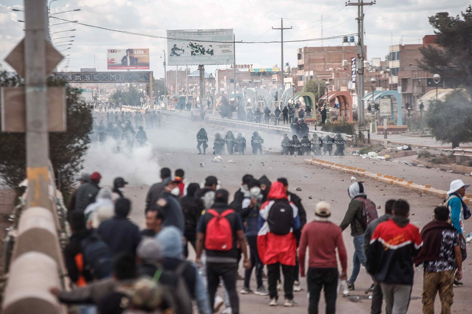 AME4822. JULIACA (PERÚ), 07/01/2023.- Enfrentamientos entre manifestantes y la policía, hoy en Juliaca (Perú). Los heridos por las manifestaciones de protesta en Perú se elevaron este sábado a 36 personas, en tanto que los enfrentamientos con la Policía Nacional se reanudaron en las inmediaciones del aeropuerto de Juliaca, en la surandina región de Puno, fronteriza con Bolivia. De acuerdo al último reporte del Ministerio de Salud, compartido en Twitter, existen 36 personas hospitalizadas a consecuencia de las manifestaciones de los últimos días, de las cuales 34 están en Puno, una en la región Arequipa y otra en Apurímac. "Todos los pacientes reciben atención médica permanente", indicó el ministerio y agregó que cinco personas ya recibieron el alta médica en Lima, Arequipa y Junín. EFE/ Aldair Mejía
