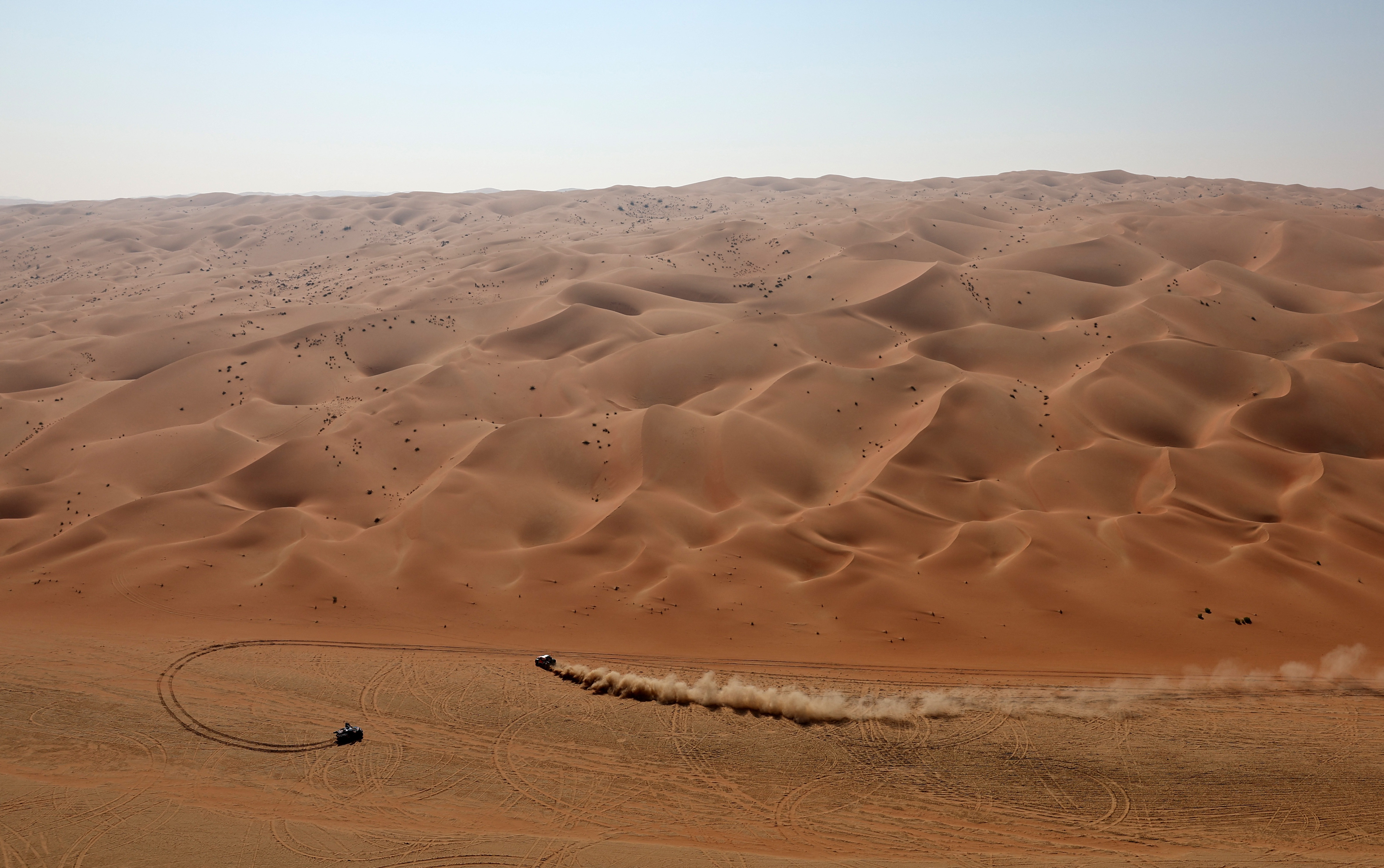 Neuquén: un conductor borracho embistió a un inspector de tránsito, intentó escapar y chocó contra un poste de luz