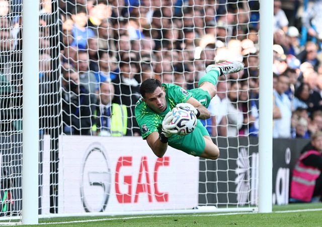 El partido del Dibu Martínez en la goleada del Chelsea: una doble atajada espectacular y un blooper que lo perjudicó en el gol rival