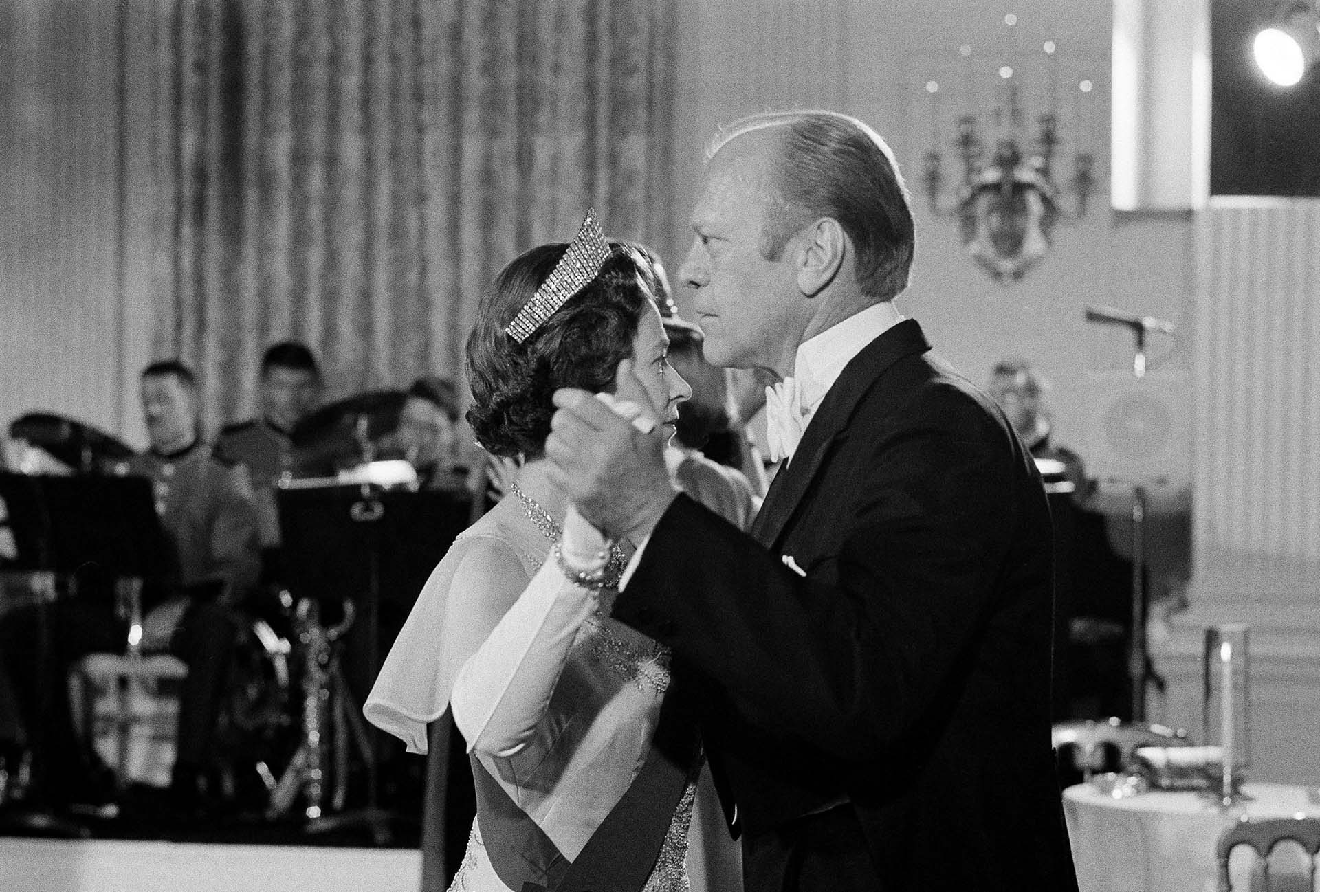 Isabel bailando con el presidente de los Estados Unidos, Gerald Ford, en la Casa Blanca